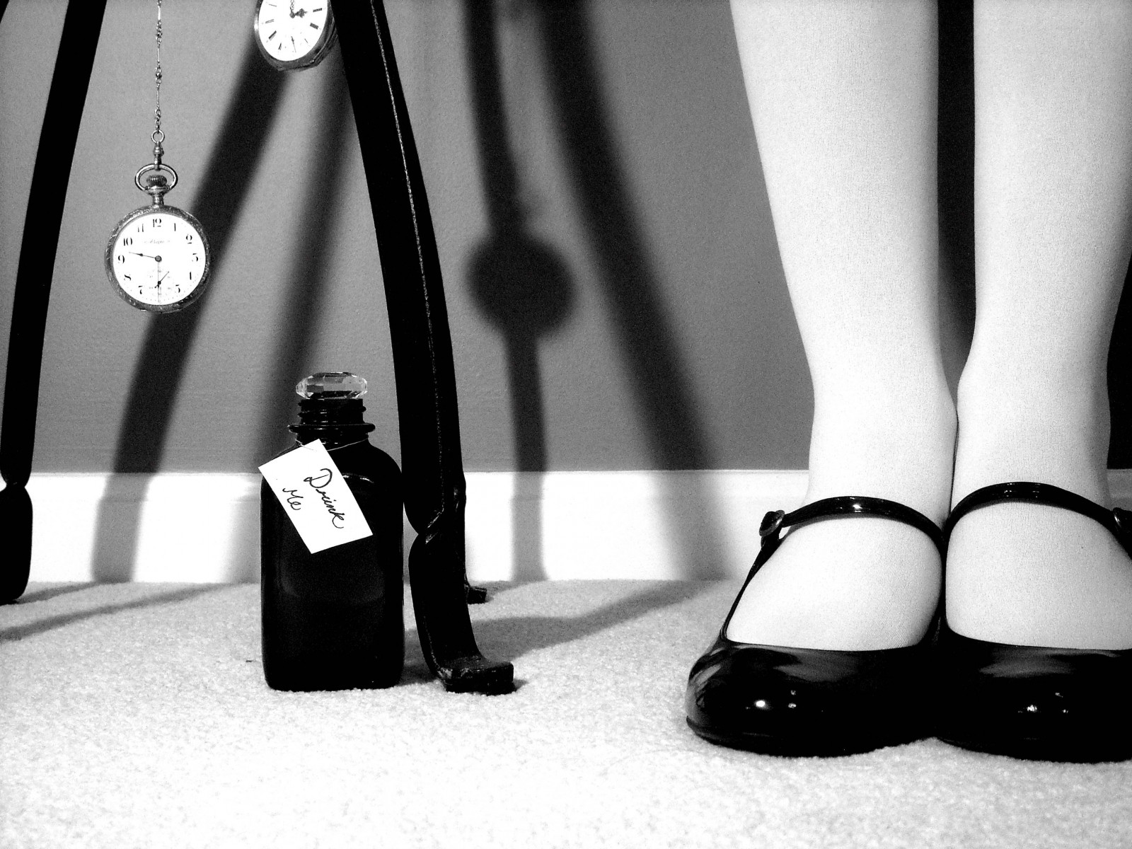 stín, Nohy, mě, sklenka, podivný, stěna, stojící, stůl, koberec, Černá bílá, láhev, ruce, obuv, prsty, lesk, hledá, nohy, čas, krystal, napít se, Alice, štítek, scéna, punčocháče, podpatky, váza, říše divů, přemýšlel, nerozhodný, Hodiny, hloubavý, zátka, Elp, blackwhitephotos