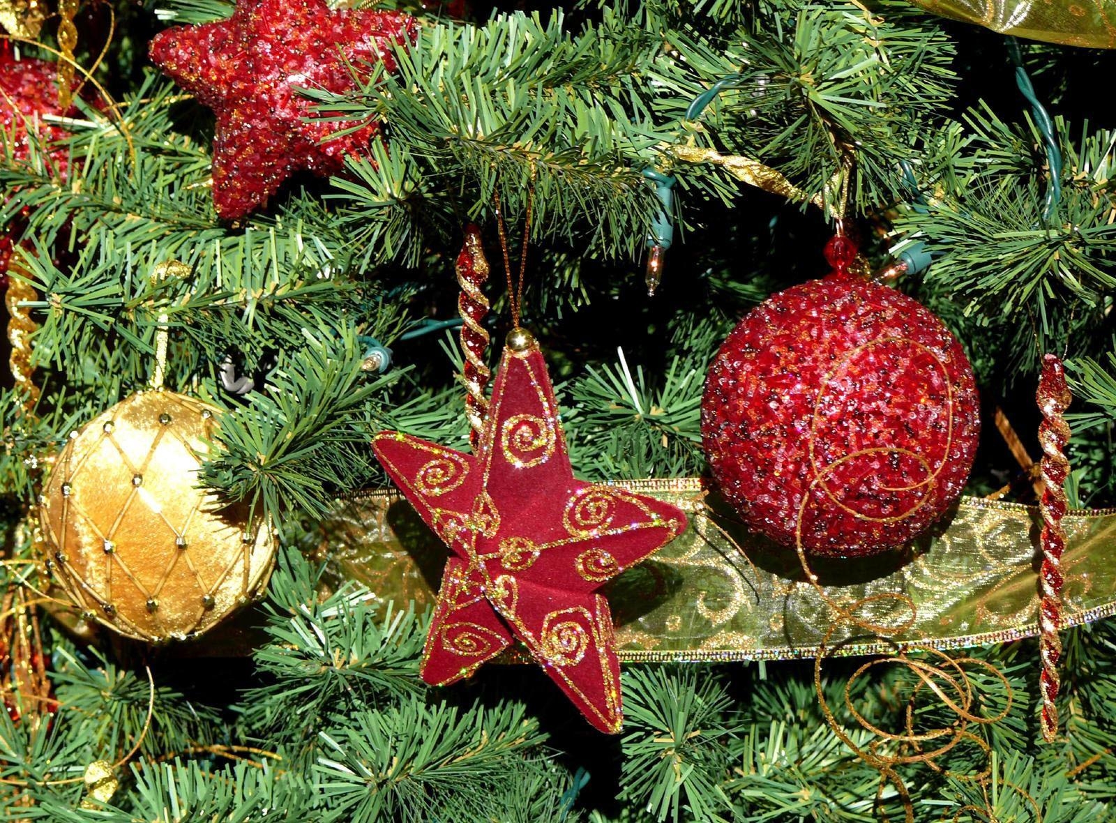 Wallpaper tree, needles, christmas decorations, balloons, stars, holiday 1600x1180