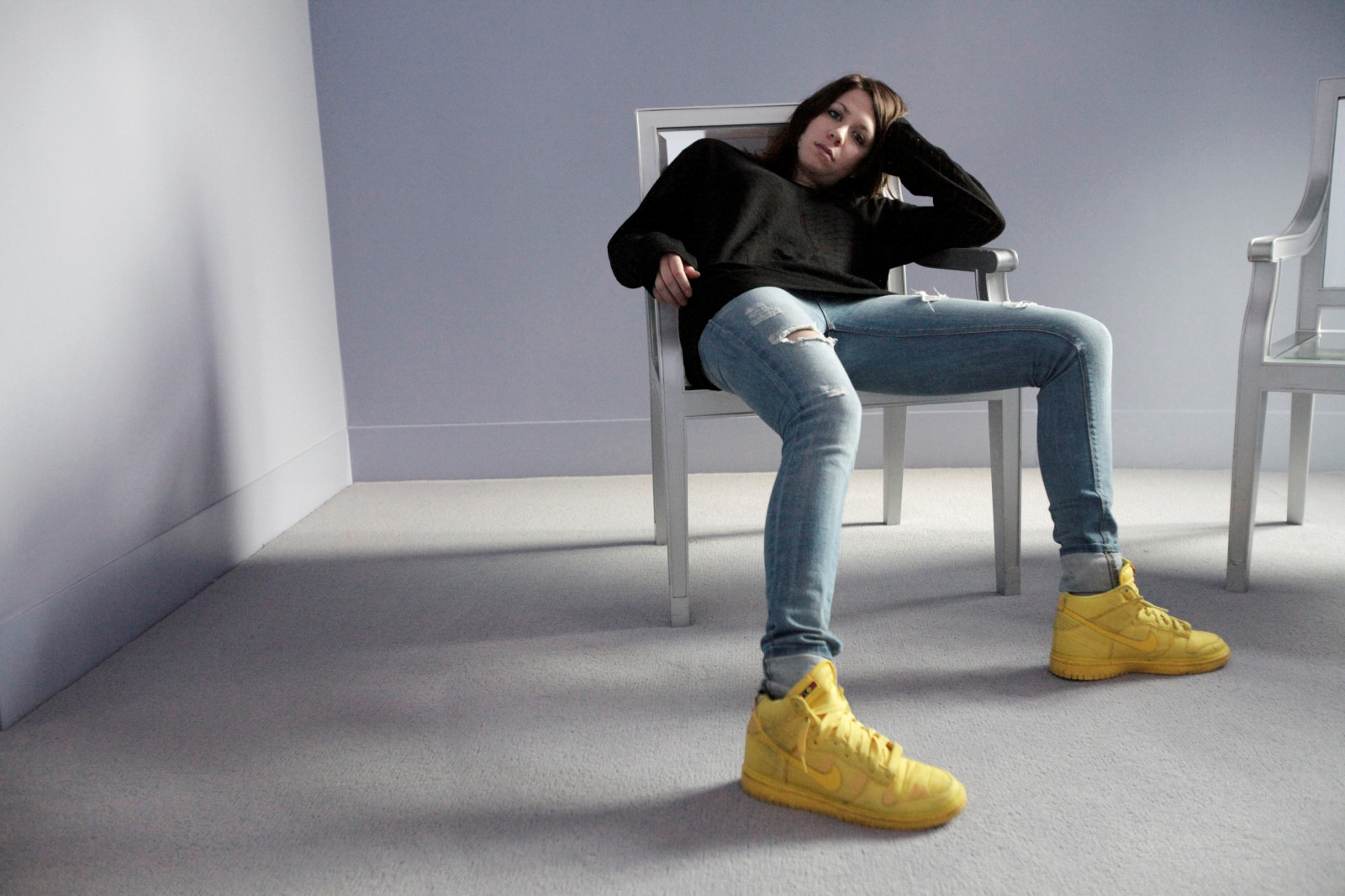 ผู้หญิง, นั่ง, นักร้อง, แฟชั่น, K Flay, นักแต่งเพลง, Kristine Meredith น่าเกลียดน่าชัง, ขา, เฟอร์นิเจอร์, รองเท้า, รองเท้า, ตำแหน่งของมนุษย์, การถ่ายภาพ, รองเท้าส้นสูง