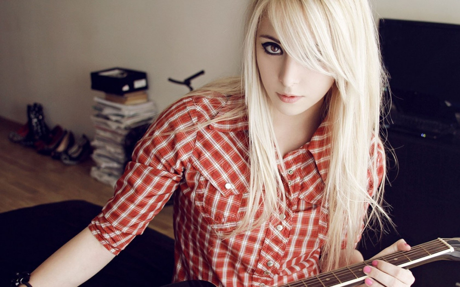 Kvinder, model, blond, langt hår, briller, rød, guitar, mode, hår, plaid, Person, tøj, Bessy Selvmord, pige, skønhed, dame, blond, frisure, Photo shoot