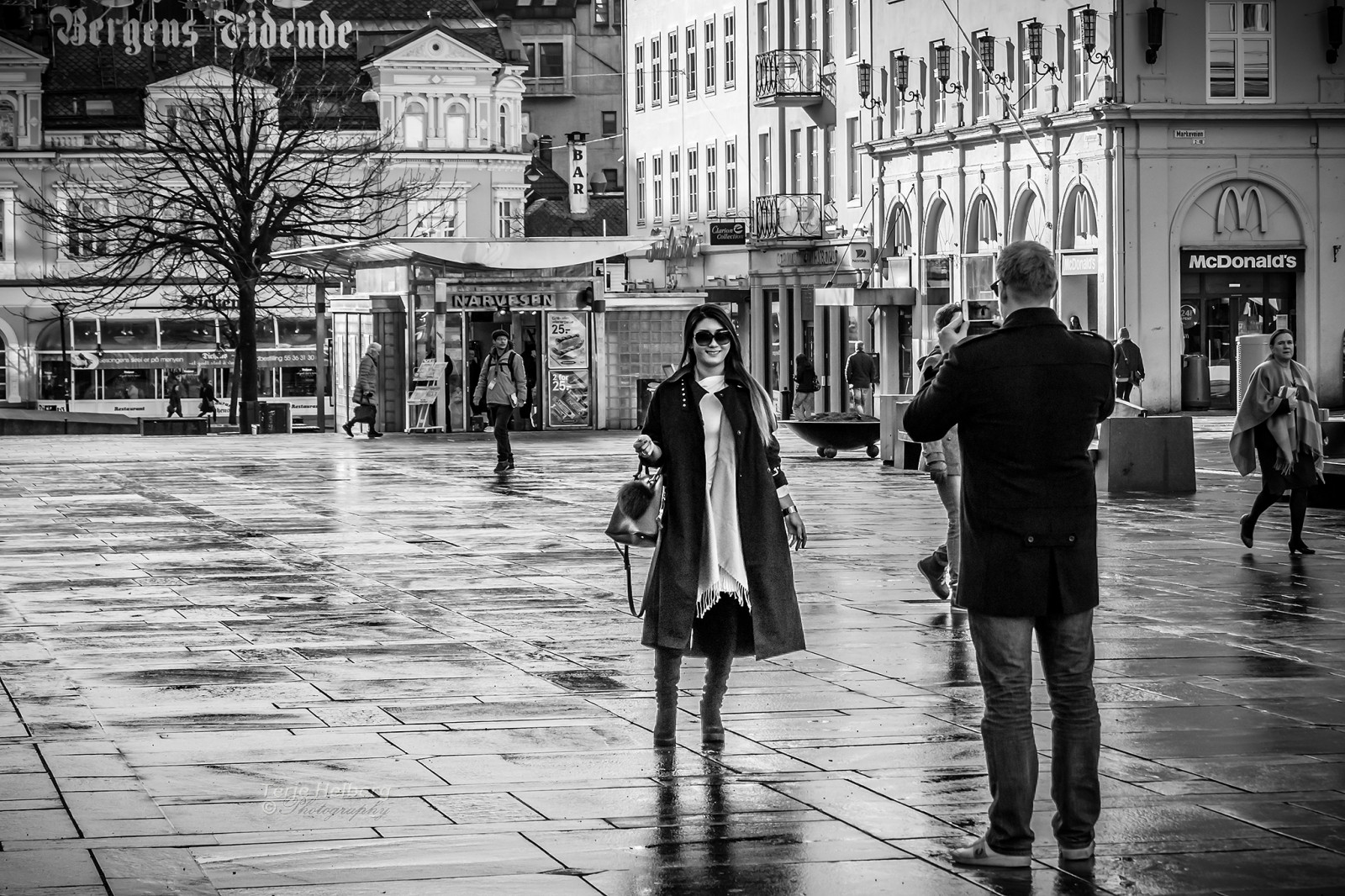 silnice, fotografie, Černá, urban area, ulice, Černý a bílý, město, veřejný prostor, infrastruktura, město, pěší, monochromatické fotografování, stojící, fotografování, momentka, černobílý, déšť, centrum, dívka, chůze, metropole, budova, styl