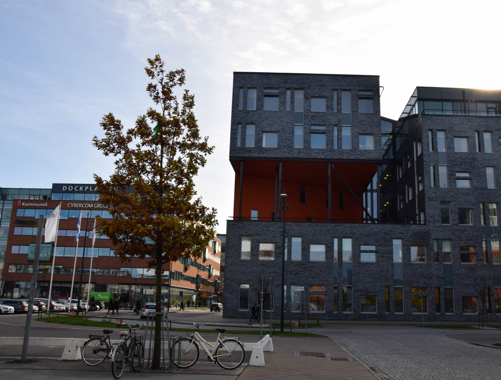 città, strada, paesaggio urbano, architettura, acqua, costruzione, cielo, nuvole, cittadina, Sverige, Marina, centro, autunno, all'aperto, riflessi, barche, sk nel n, SE, spegling, v strahamnen, Dockan, Dockplatsen, Malmo, b tar, dockanmarina, plaza, sobborgo, facciata, area urbana, area metropolitana, insediamento umano, Quartiere, Zona residenziale, palazzone