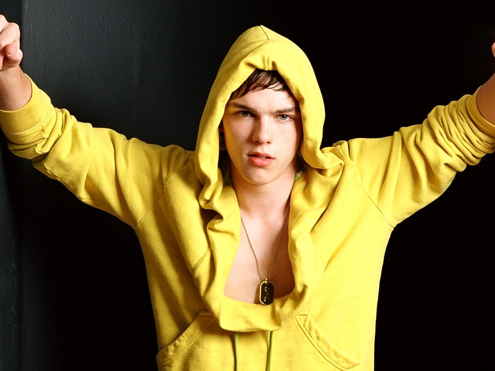 žltá, bunda, kapucňa, človek, spev, Nicholas Hoult, vyzerať