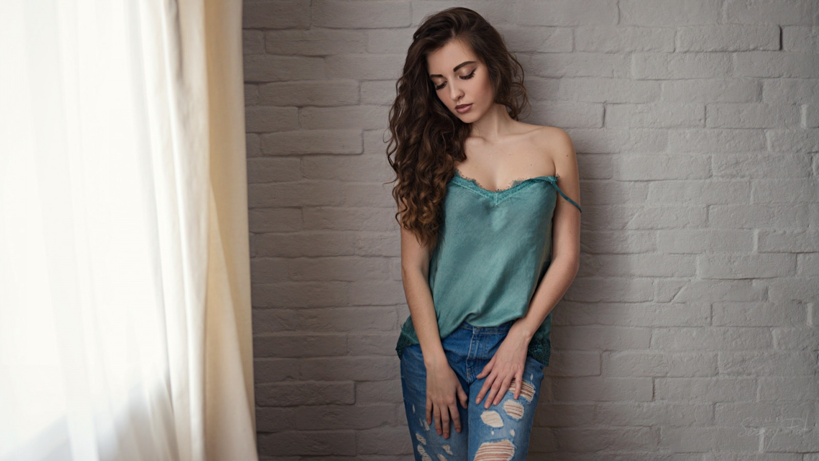 ženy, portrét, Sergey Fat, kalhoty, roztrhané džíny, okno, stěna