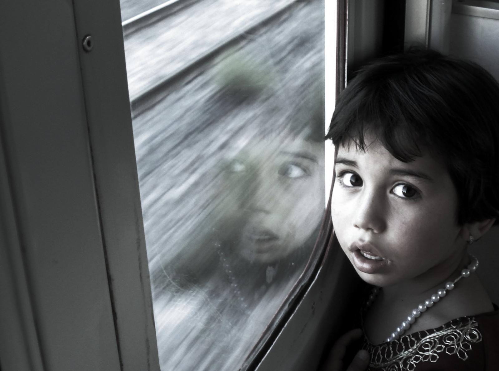 ocuk, bak, tren, Ankara, sb, bw, barn, blik, Turkiye, Türkei, Turquie, turkki, slap af, foto rafk raathanesi, udforske, superbmasterpiece, siyahbeyaz, Portre, portræt, inci, kolye, Perle, halskæde, i lemeli, elbise, broderede, kjole, afslappet, skud, se, Kiz, Ocu u, oan, Kalkun, yolcu, Passager, yolculuk, rejse, selectedasthebest