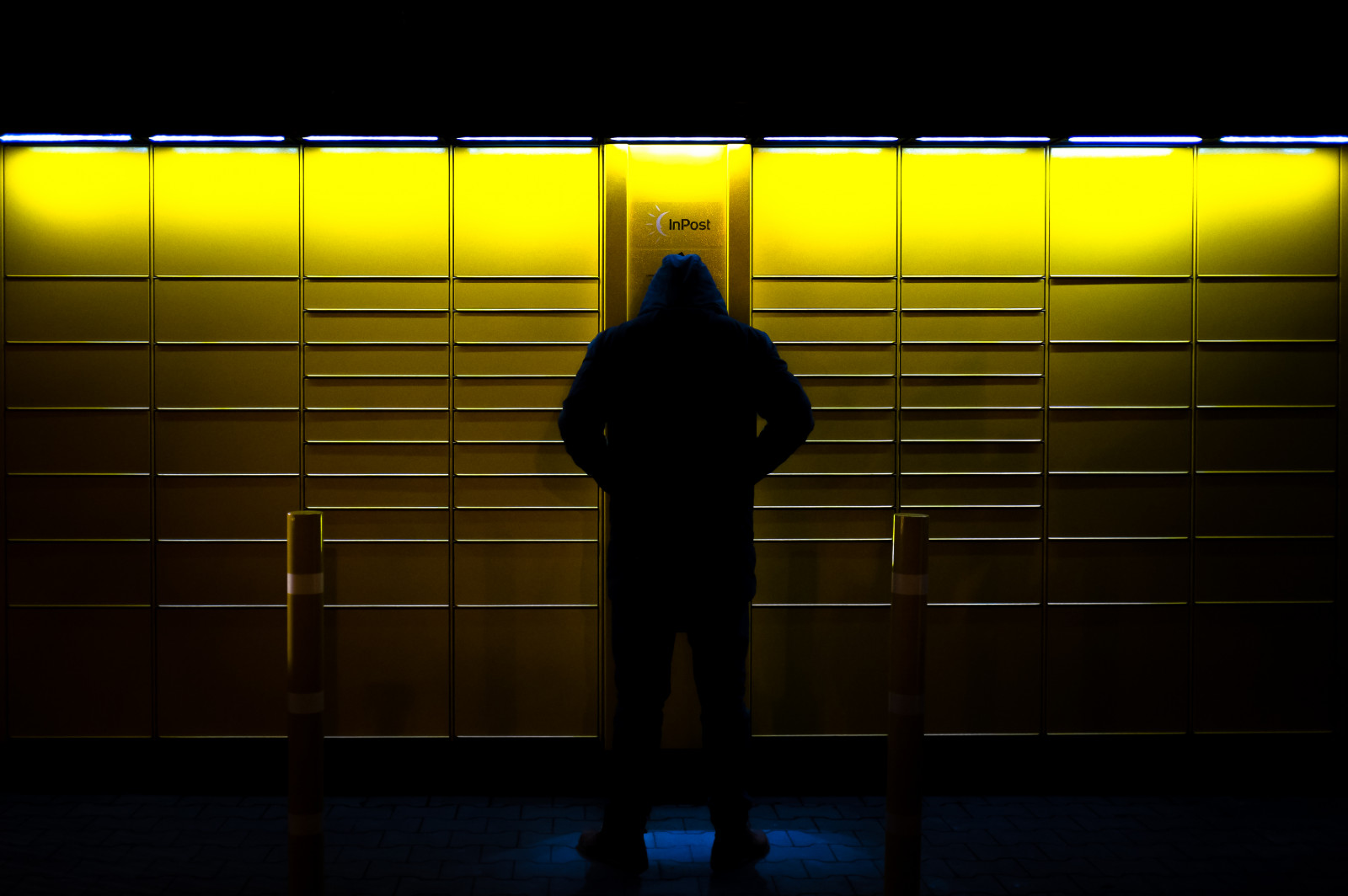 nero, buio, città, strada, notte, neon, urbano, silhouette, simmetria, giallo, blu, sera, in piedi, retroilluminazione, Polonia, macchina, Persona, mezzanotte, Fujifilm, angolo, Gliwice, leggero, uno, in ritardo, uomo, illuminazione, linea, marciapiede, fuji, oscurità, streetphotography, x100, x100t, polska, inviare, sfondo del computer, postale, pacchetto, marcinbaran