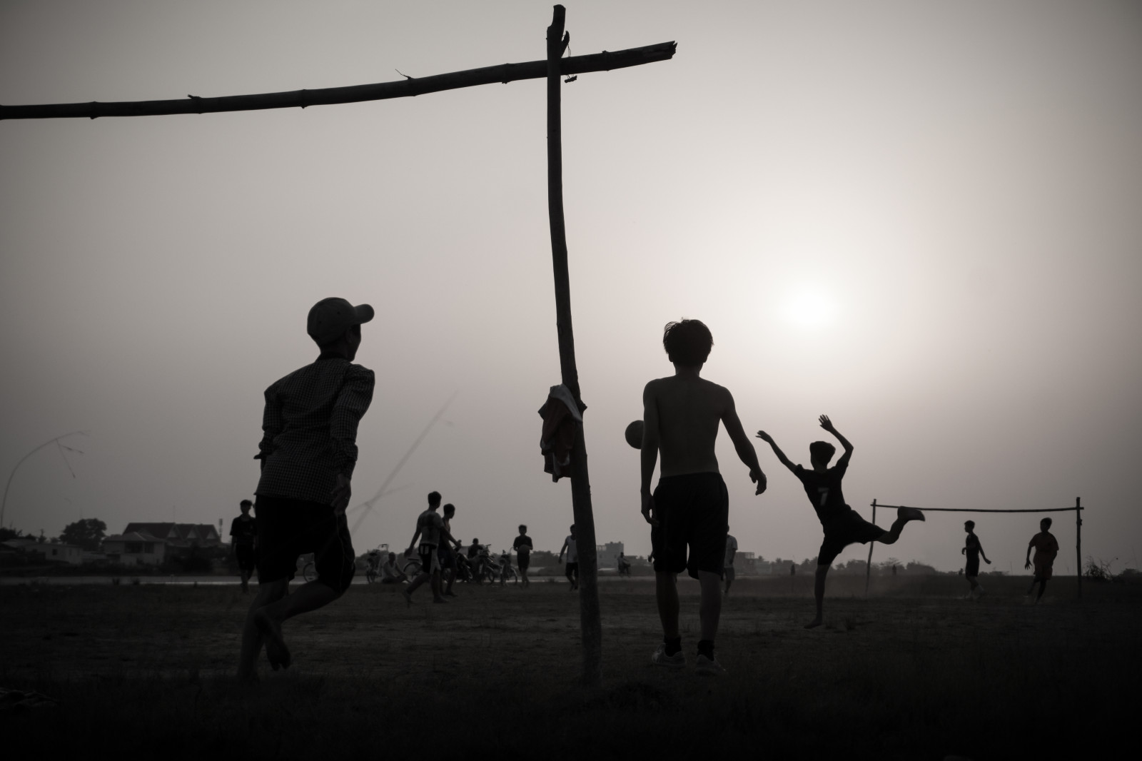 bílý, Černá, černobílý, voda, nebe, silueta, večer, ráno, slunce, fotbal, Vietnam, světlo, mrak, děti, hra, Fotbal, kontrast, tma, dítěte, syn, schwarz, Weis, kinder, rekreace, weiss, abend, Černý a bílý, monochromatické fotografování, kecy, fusball, spielen