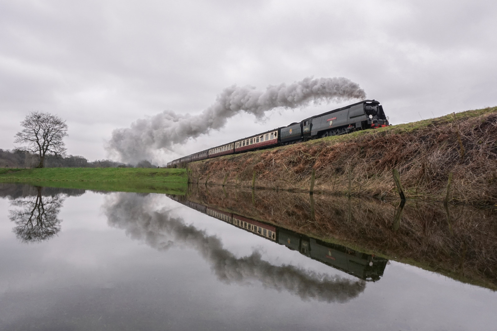 แนวนอน, เนินเขา, ทะเลสาบ, น้ำ, การสะท้อน, ท้องฟ้า, ยานพาหนะ, สูบบุหรี่, รถไฟ, กระจกเงา, แม่น้ำ, ขนส่ง, คลอง, ธนาคาร, เมฆ, ต้นไม้, ไอน้ำ, ภูเขา, ปลูก, รถจักรไอน้ำ, ติดตาม, รถไฟไอน้ำ, อ่างเก็บน้ำ, ไอเสีย, ไฮแลนด์, ทะเลสาบ, ทางน้ำ, ปรากฏการณ์ทางอุตุนิยมวิทยา, การขนส่งทางรถไฟ, หลุม, elr, eastlancashirerailway, westcountryclass, 34092, cityofwells