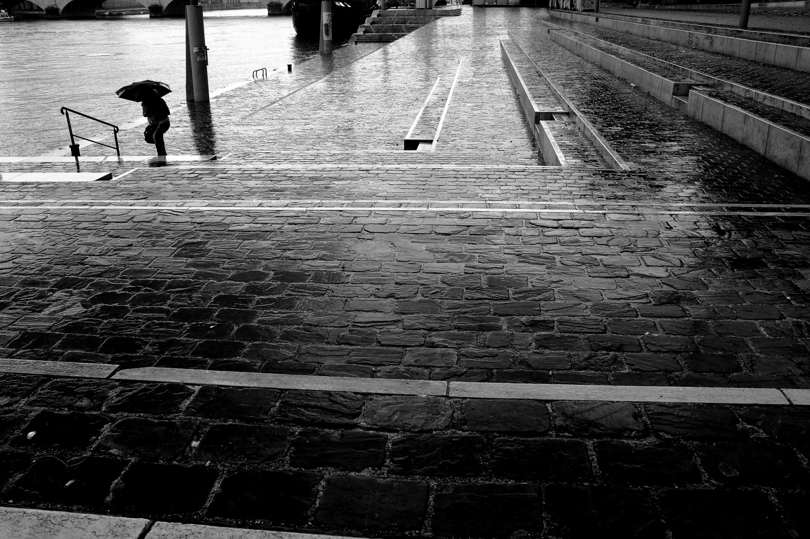 slunečnímu záření, Černá, černobílý, ulice, architektura, voda, dlažební kamen, odraz, nebe, stín, stěna, déšť, silnice, fotografování, chodník, asfalt, beton, Seine, Cihlový, infrastruktura, úhel, světlo, Street View, patro, podlaha, dno, čára, fotografie, tma, noiretblanc, eau, blackandwithe, chodník, photoderue, momentka, urbanarte, pluie, paris13, photopascalcolin, pruh, Černý a bílý, monochromatické fotografování, podlaha, povrch vozovky, Quais, Parapluie, Deštník