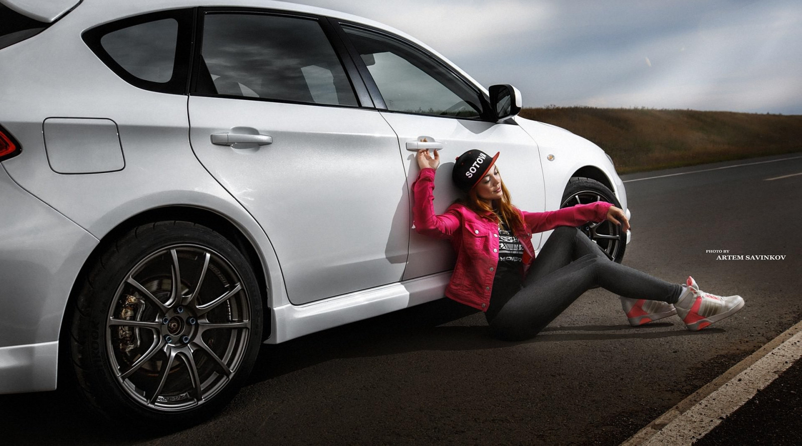 Kvinder, Lukkede øjne, bil, sidder, BMW, køretøj, vej, kvinder med biler, baseball caps, kondisko, sportsvogn, hjul, superbil, jord køretøj, bildesign, automotive exterior, bil make, luksus køretøj, kofanger, sportssedan