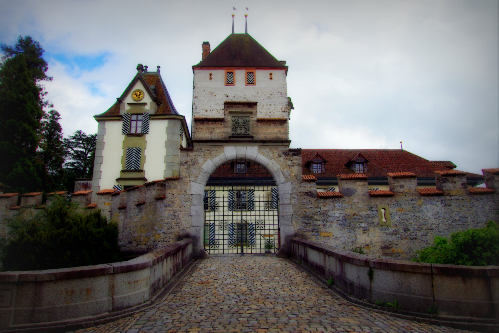 budova, nebe, stěna, hrad, dějiny, Švýcarsko, pentax, zámek, majetek, strom, K5, střecha, panské sídlo, Schweiz, fasáda, historické místo, středověk, opevnění, schloss, Thunersee, středověká architektura, Oberhofen