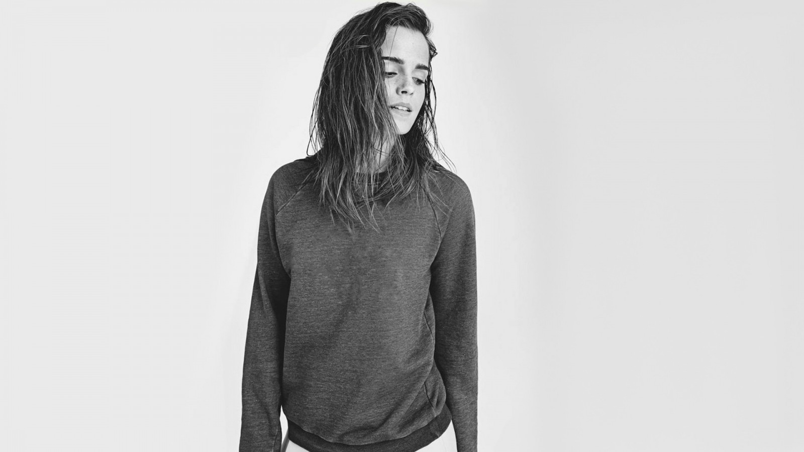 bílý, Černá, ženy, černobílý, model, tričko, jednoduché pozadí, dlouhé vlasy, fotografování, osobnost, herečka, móda, Mokré vlasy, Emma Watson, jaro, značka, oblečení, Černý a bílý, monochromatické fotografování, focení, svrchní oděvy, rukáv