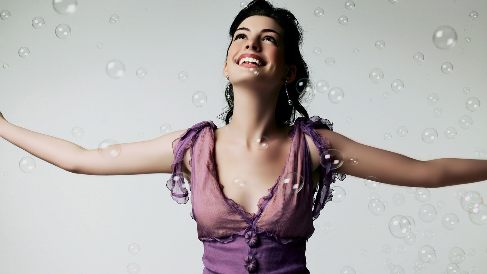 Kvinder, model, langt hår, fotografering, berømthed, sanger, skuespillerinde, kjole, smilende, sort hår, mode, bobler, hår, Anne Hathaway, Person, hud, supermodel, pige, skønhed, øje, kvinde, hånd, dame, ben, fotografi, frisure, Photo shoot, brunt hår, nøgenmodel, mave, menneskelige legeme, organ, bagagerum, lår