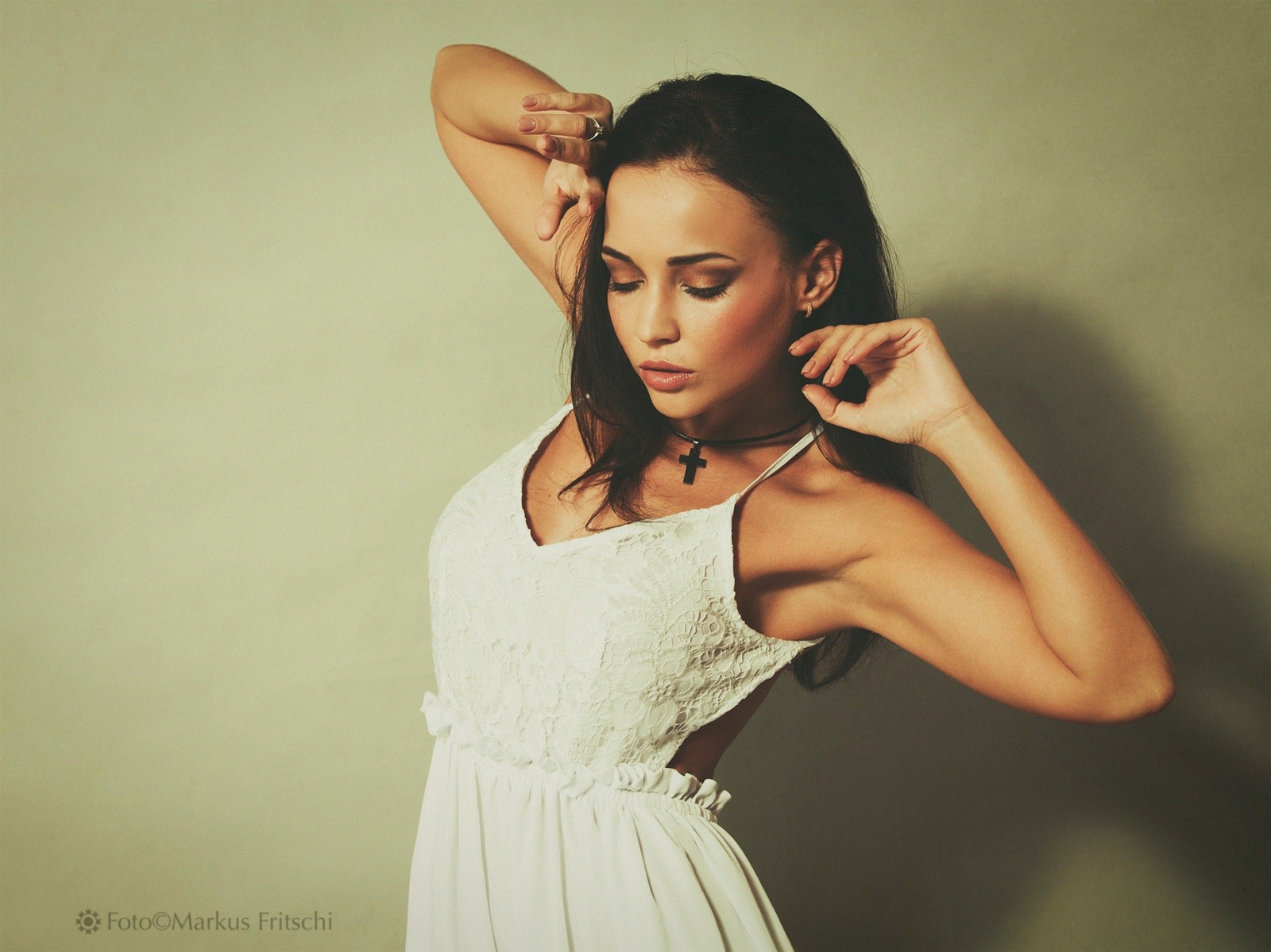 Kvinder, model, portræt, Enkel baggrund, langt hår, fotografering, kjole, armhulerne, Angelina Petrova, mode, Markus Fritschi, Person, supermodel, pige, skønhed, kvinde, dame, brud, fotografi, frisure, kjole, portrætfotografering, Photo shoot, brunt hår, nøgenmodel, mave, menneskelige legeme, bagagerum, formelle slid