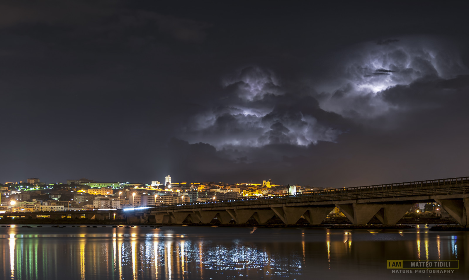 krajina, moře, město, panoráma města, noc, voda, Příroda, odraz, nebe, Blesk, bouřka, panoráma, večer, most, řeka, horizont, atmosféra, Nikon, soumrak, hrom, noční scéna, metropole, půlnoc, Sardinie, longexposure, mrak, svítání, odrazy, osvětlení, bouřka, přímořská krajina, nightphotography, tma, kobyla, natura, sardegna, energie, paesaggio, urban area, počítač tapeta, meteorologický jev, jev, Tempesta, temporale, Cagliari, Storm Chasing, fulmine, lovec bouří, Fulmini