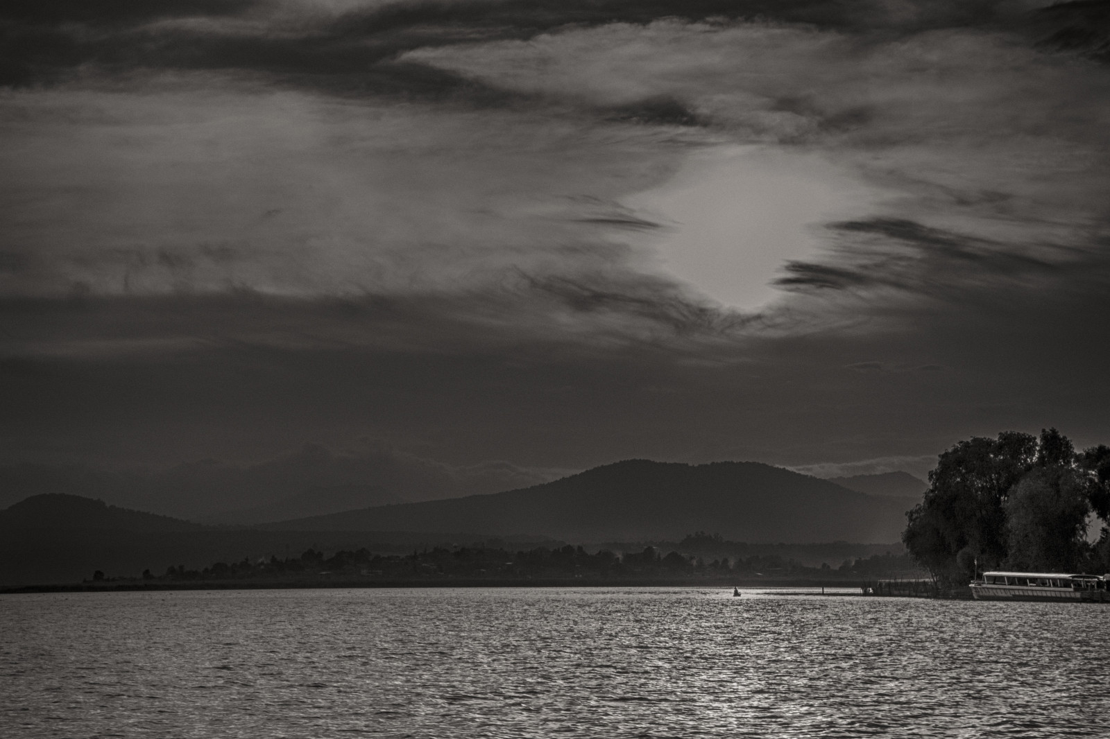 loď, černobílý, západ slunce, moře, záliv, jezero, voda, Příroda, pobřeží, odraz, nebe, večer, ráno, mlha, pobřeží, měsíční svit, horizont, soumrak, mrak, hora, počasí, svítání, oceán, vlna, tma, jezero, atmosférický jev, Černý a bílý, monochromatické fotografování, tělo z vody, meteorologický jev
