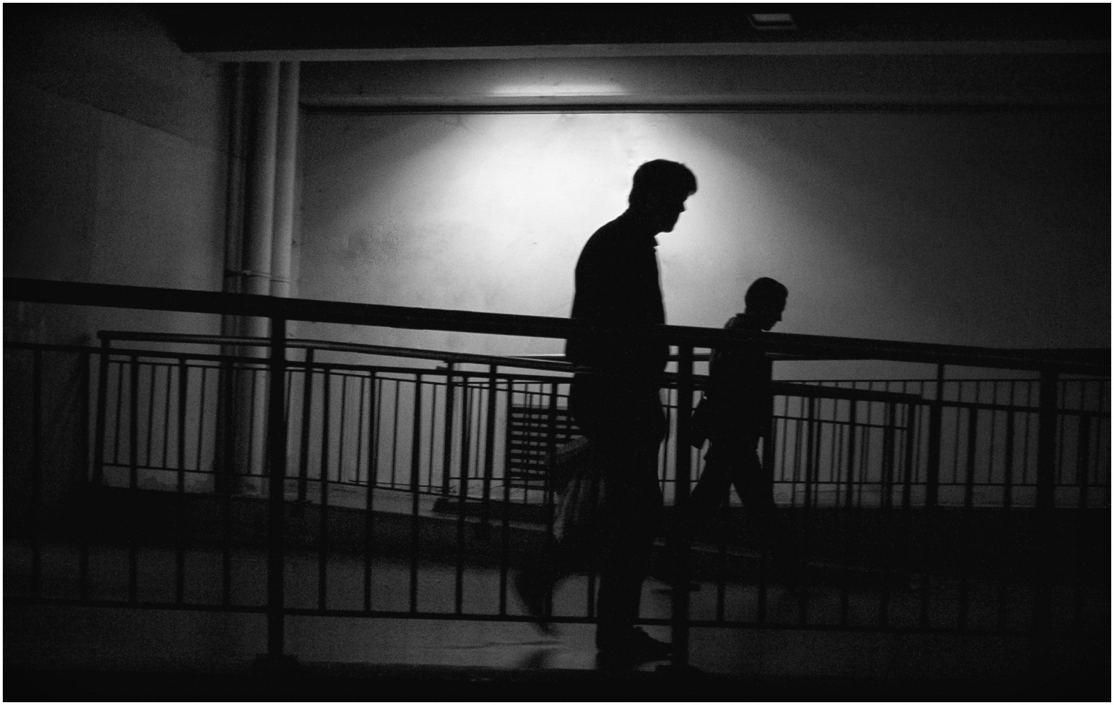 lidé, bílý, Černá, černobílý, portrét, okno, ulice, noc, městský, nebe, stín, fotografování, silueta, stojící, Nikon, Francie, podsvícení, život, emoce, Lyon, úhel, světlo, scéna, umlčet, Street View, fotografie, tma, streetphotography, litovat, blanc, samota, momentka, D700, neočekávaný, onlylyon, karetní hra, soutěžit, Černý a bílý, monochromatické fotografování, Film noir, melancolie, anima, alain, poesie, tristesse, Licari, OIR, stock photography