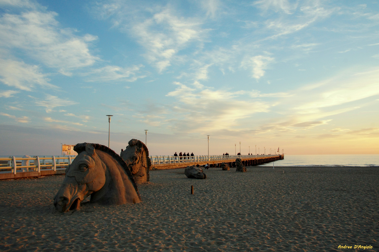 krajina, západ slunce, moře, architektura, pobřeží, písek, nebe, mraky, pláž, svítání, uklidnit, večer, ráno, pobřeží, most, socha, horizont, molo, molo, Toskánsko, dovolená, UMĚNÍ, mrak, cestovat, svítání, oceán, zlatá hodina, oblohy, pouliční osvětlení, přímořská krajina, koně, ekoregion, Pontile, Versilia, Fortedeimarmi, Aceves
