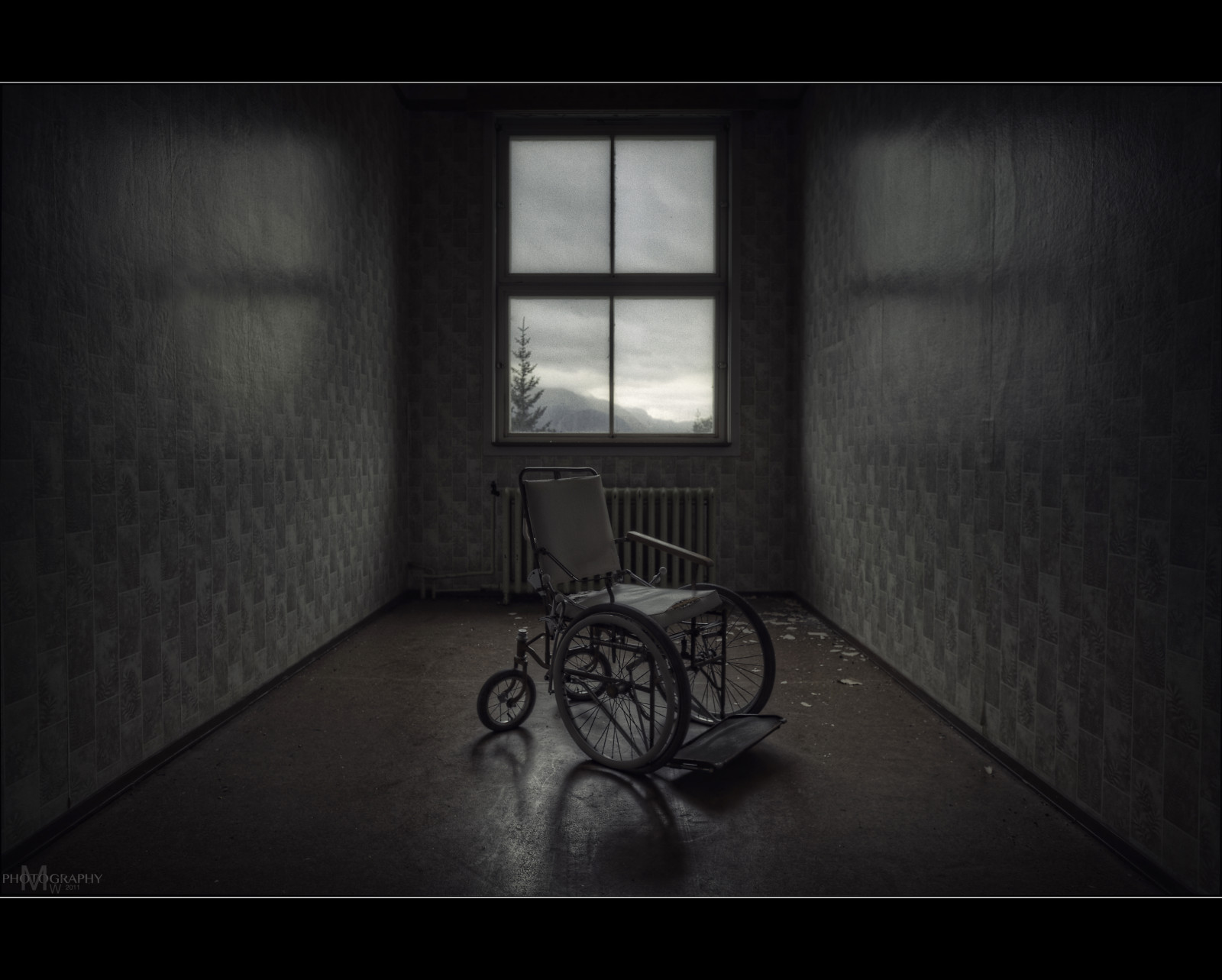 slunečnímu záření, bílý, Černá, starý, černobílý, okno, architektura, městský, budova, opuštěný, stín, stěna, fotografování, dřevo, symetrie, Dům, židle, dějiny, Kánon, HDR, textura, atmosféra, vinobraní, odpadky, NEMOCNICE, rozklad, Uvnitř, půlnoc, zkoumání, úhel, urbex, trespassing, světlo, stíny, 5 d, označit, ii, Pohled, kolo, retro, patro, podlaha, dno, fotografie, tma, tapeta na zeď, Martin, eos, nemocný, momentka, invalidní vozík, Snímek obrazovky, zakázaný, opuštěný, nemocný, padlý, Černý a bílý, monochromatické fotografování, Film noir, denní osvětlení, zátiší fotografování, jev, 1635mm, widlund, sanatorium