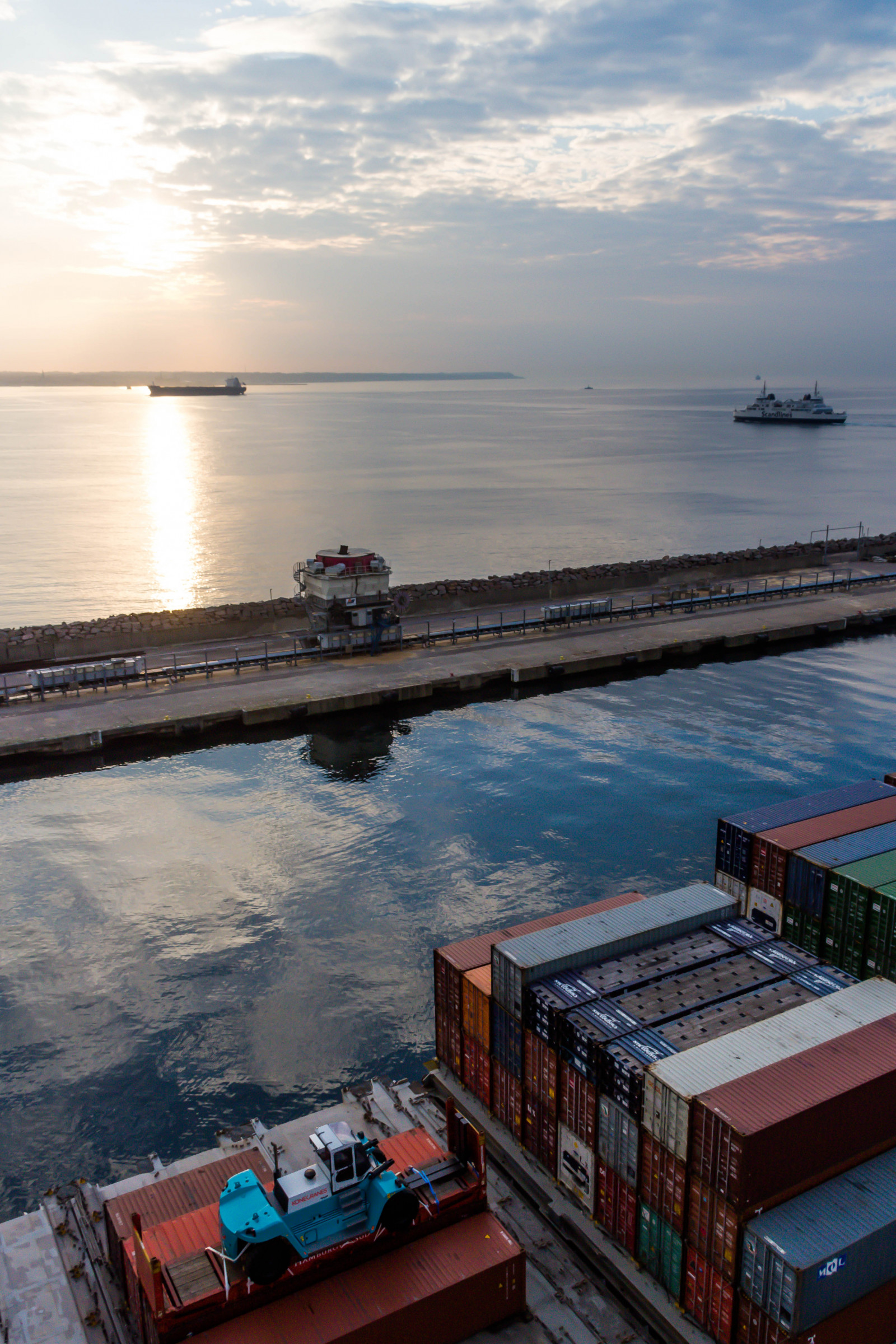 západ slunce, moře, panoráma města, záliv, voda, pobřeží, odraz, nebe, vozidlo, svítání, večer, ráno, věž, pobřeží, přístav, horizont, molo, dok, soumrak, kontejner, dovolená, mrak, oceán, vlna, helsingborg, přístav, attackfoto, helsingborgshamn, portofhelsingborg, tělo z vody