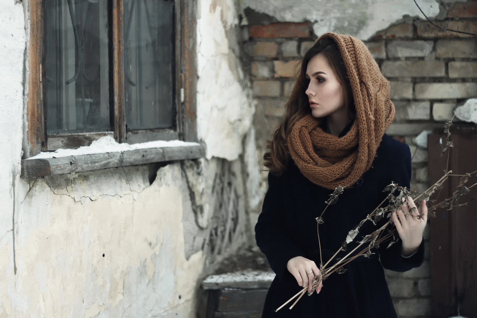 schwarz, Frauen im Freien, Frau, Modell-, Porträt, Straße, Straße, Fotografie, Kleid, Mode, altes Gebäude, Person, Kleidung, Infrastruktur, Farbe, Mädchen, Schönheit, Dame, Foto, Fotoshooting