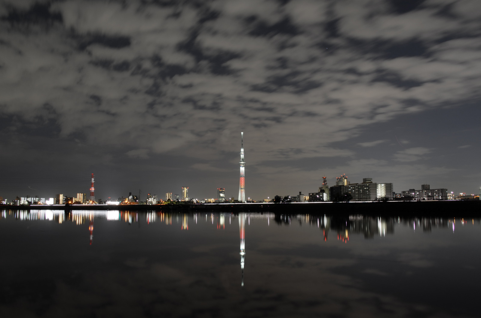 Japonsko, moře, město, panoráma města, noc, architektura, odraz, panoráma, večer, ráno, věž, most, horizont, soumrak, Leica, Tokio, jp, Skytree, mrak, zakalený, svítání, osvětlené, osvětlení, vlna, tma, T, mezník, Tokyo Sky Tree, horikiri, leicat, summicront235, Summicron, t235, candletree, atmosférický jev, Atmosféra Země