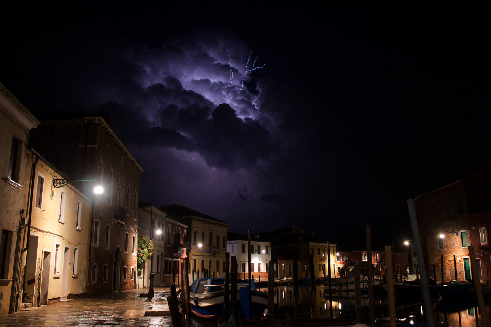 by, bybilledet, nat, himmel, Venedig, lyn, storm, aften, by, atmosfære, torden, metropol, midnat, Sky, træ, belysning, tordenvejr, mørke, Murano, venezia, canoneos650d, byområde, meteorologisk fænomen, fænomen, temporale, Lyn, fulmini