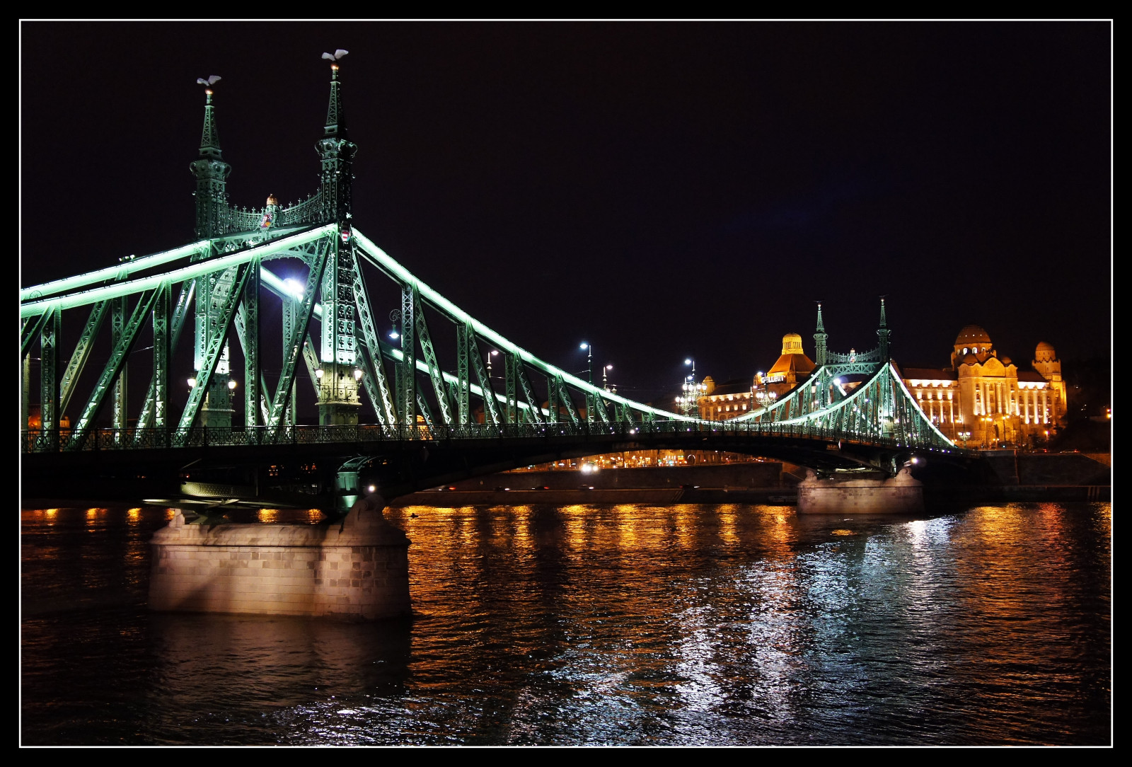 most, odraz, noc, mezník, panoráma města, voda, urban area, metropole, fixed link, město, osvětlení, Metropolitní oblast, nebe, turistická atrakce, tma, večer, kabel vydržel most, řeka, panoráma