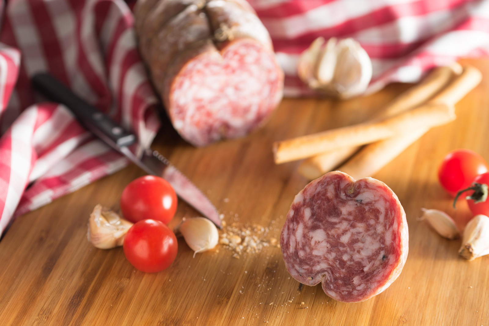 dřevo, světlo, Červené, jídlo, bílý, rozmazat, rajče, chléb, zajímavý, zoom, Sony, venkovský, nůž, čerstvý, prozkoumat, plátek, Česnek, lepit, salám, originální, foodie, Řezbářství, chutné jídlo, Potraviny, Potraviny