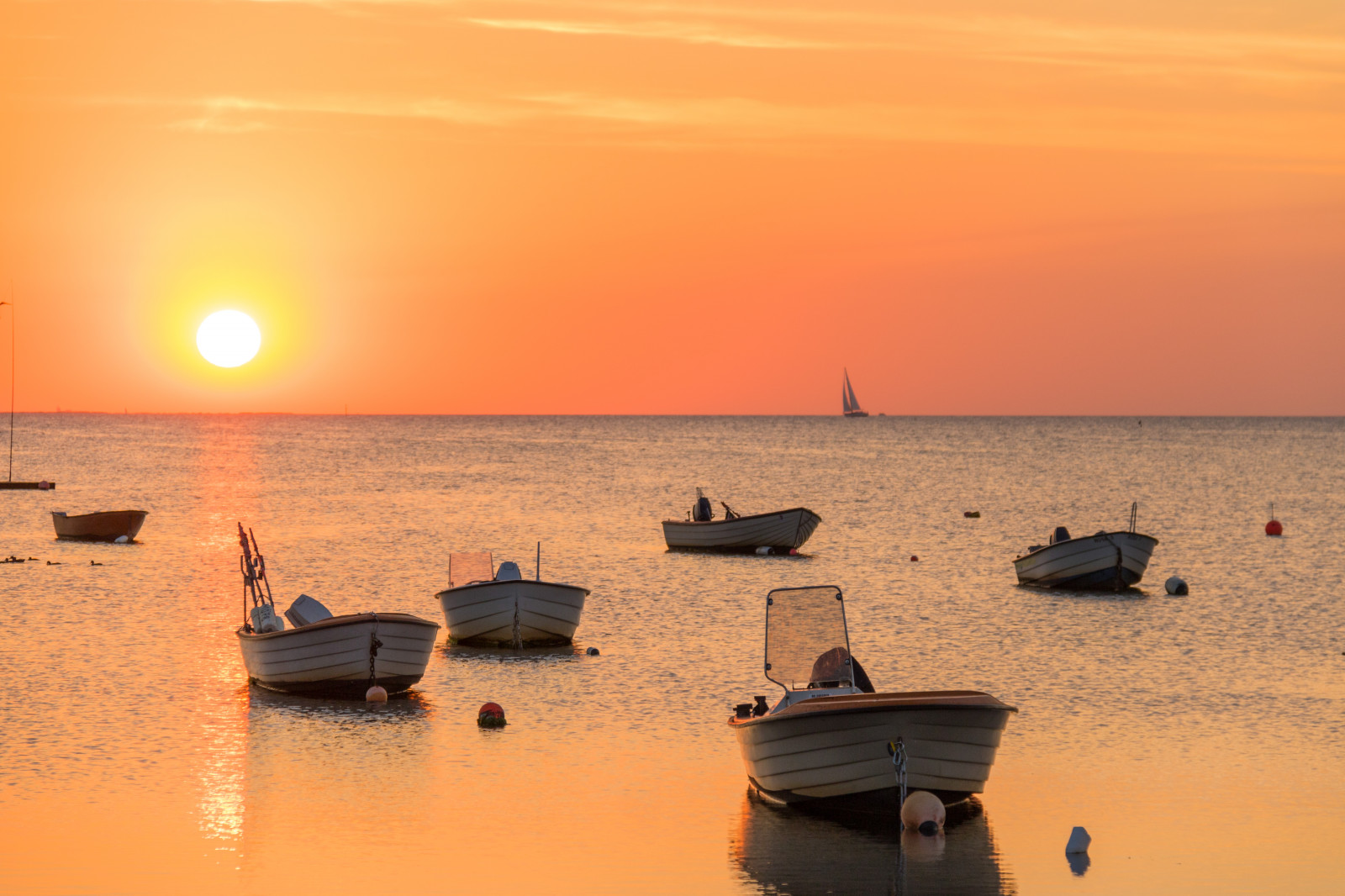 loď, západ slunce, moře, záliv, voda, pobřeží, písek, nebe, pláž, svítání, večer, ráno, pobřeží, horizont, soumrak, slunce, mrak, svítání, oceán, zlatá hodina, vlna, nebe, solnedg ng, vatten, fiskehoddorna, hav, b t, moln, h llviken, exif modelu canoneos760d, geocountry, Kamera aby kánon, geocity, Model fotoaparátu canoneos760d, geostate, geolocation, EXIF čočka efs18200mmf3556is, EXIF otvor 56, exif aby kánon, exif focallength 110mm, EXIF isospeed 125, gyllenetimmen