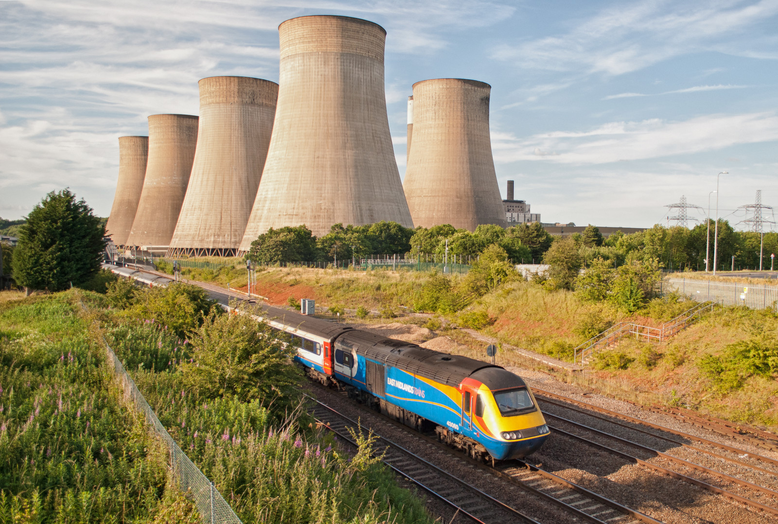krajina, nebe, vozidlo, fotografování, mraky, vlak, železnice, Nikon, doprava, lokomotiva, jaderná elektrárna, vlaky, kolejnice, rostlina, modrá obloha, dSLR, dráha, D3000, Nottingham, motorová nafta, venkov, železniční doprava, kolejová vozidla, železniční vůz, bláznivý, hst, Brel, elektrárna, eMT, bobo, stpancras, Class43, 43061, 43060, Eastmidlandsparkway, 1b73
