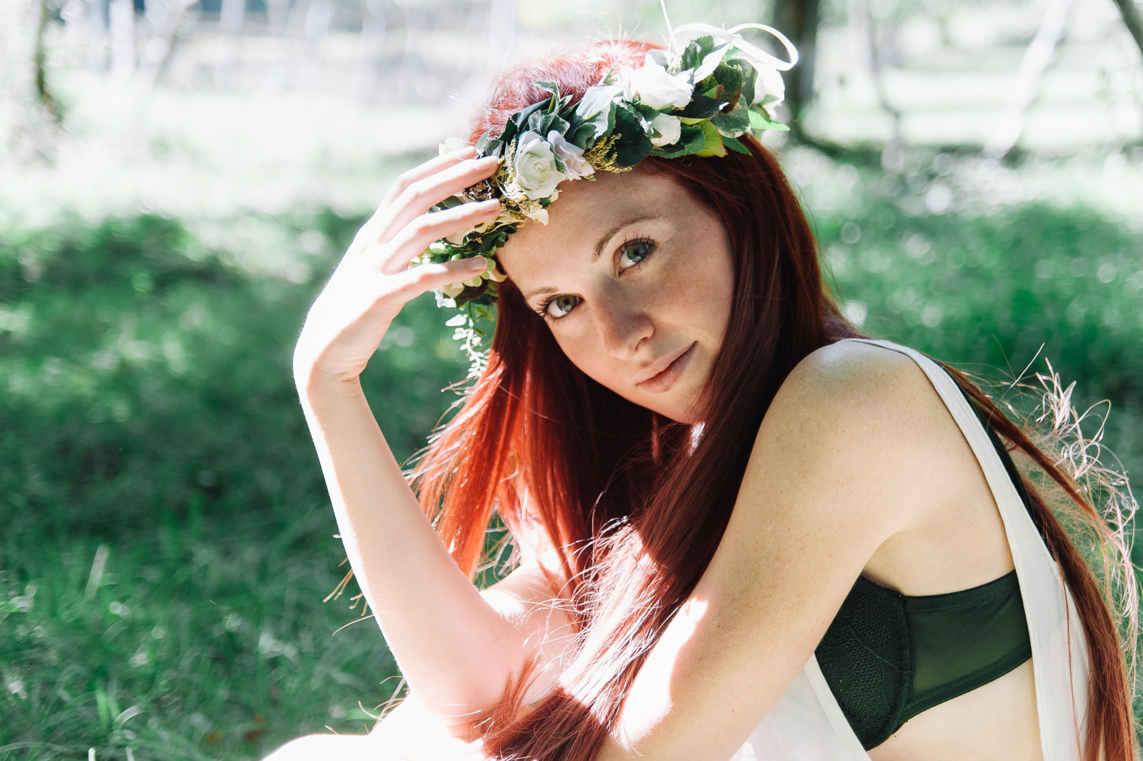 bílý, model, dlouhé vlasy, Příroda, Červené, tráva, dřevo, šaty, zelená, černé vlasy, vlasy, letní, štěstí, jaro, kůže, nymfa, natáčení, břečťan, strom, květ, rostlina, dívka, krása, přírodní, usměj se, dáma, zábava, nevěsta, elf, fiori, natura, přílba, focení, hnědé vlasy, člověk barva vlasů, vlasy příslušenství, Ninfa, Edera