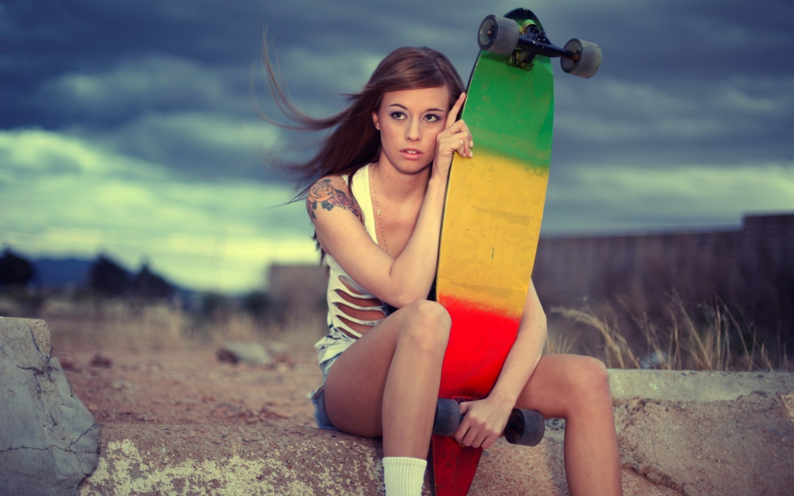 ženy venku, ženy, model, bruneta, fotografování, tetování, móda, skateboard, Osoba, kůže, longboard, oblečení, Teravena Sugimoto, barva, dívka, krása, sezóna, dáma, zábava, noha, fotografie, obraz, focení, Lidské tělo