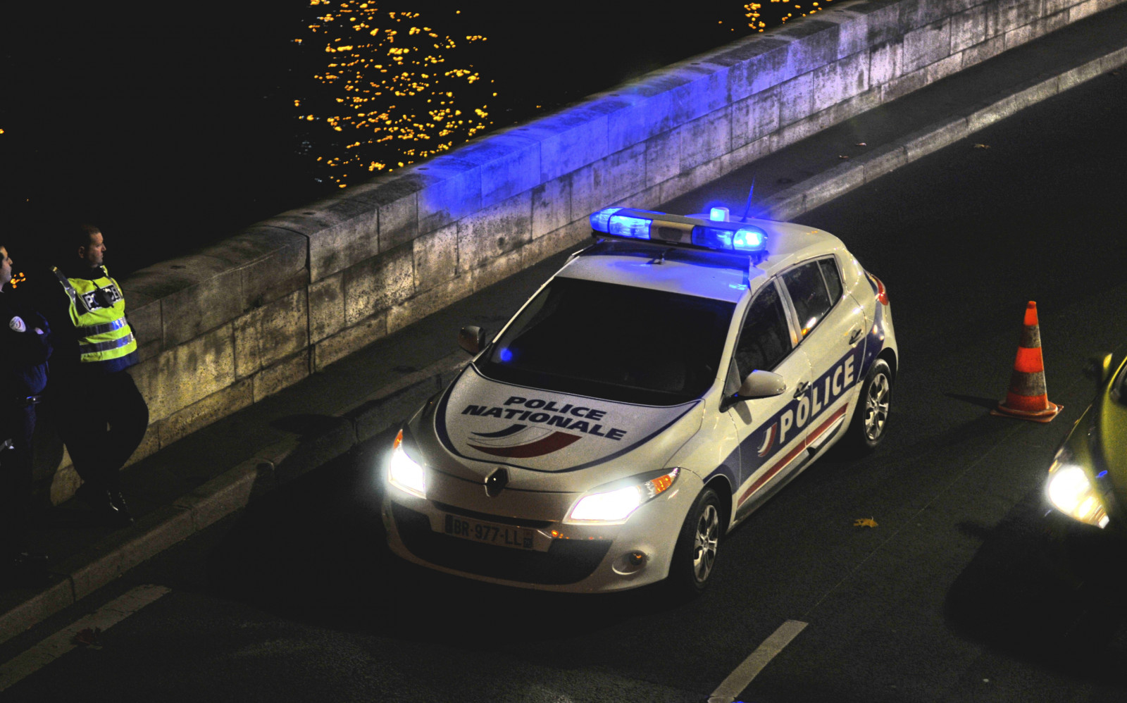 auto, motorové vozidlo, vozidlo, druh dopravy, policie, světlo, policejní auto, městské auto, automobilového designu, výkon auta, automobilový exteriér, noc, rodinný vůz, kompaktní vůz, střední velikost auta, v plné velikosti vůz, výkonné auto