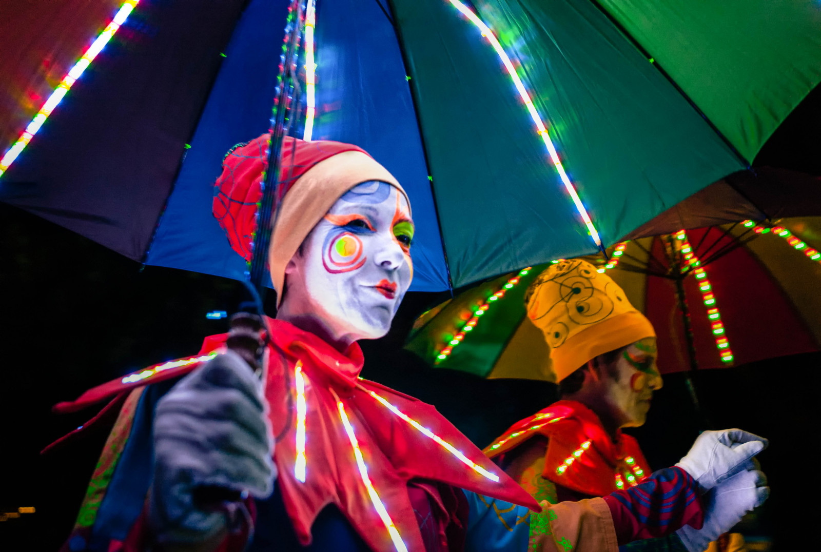 lys, portræt, mørk, nat, hat, makeup, skuespiller, paraply, handsker, klovn, Australien, 2013, begivenhed, canberra, underholdning, Karneval, KUNST, skygger, festival, sjovt, ydeevne, kunstner, kostume, Facepaint, performance, scenekunst, noflash, performer, dfine2, colorefexpro4, Floriade, fetere, nightfest