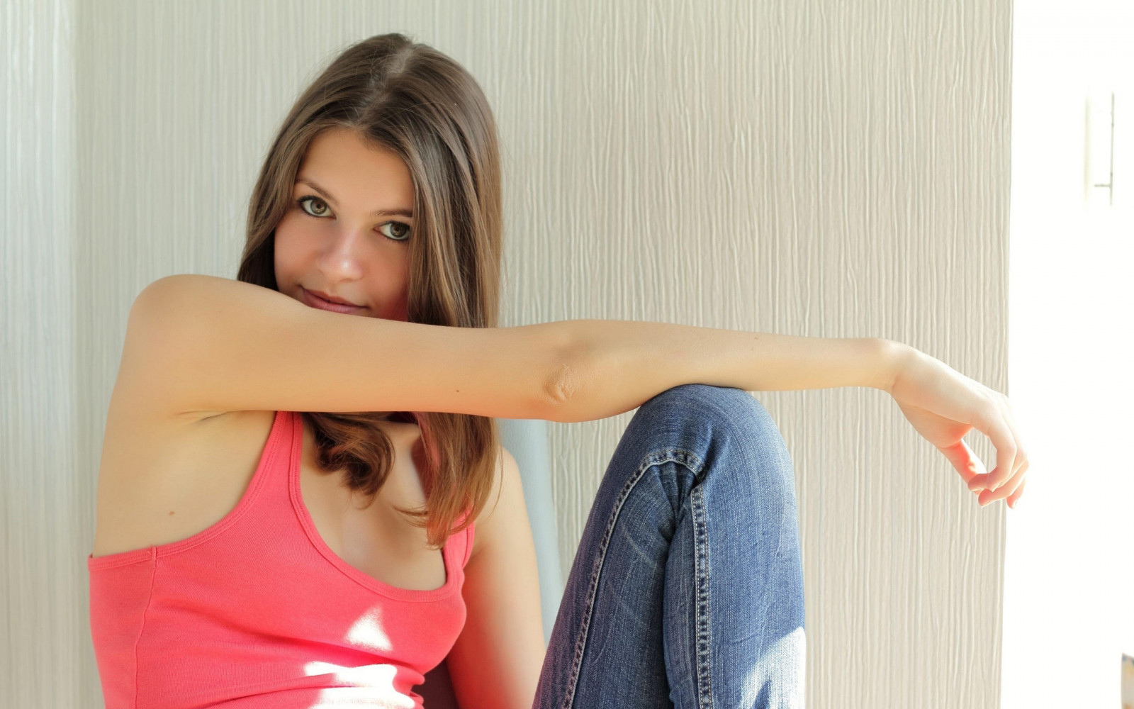 model, dlouhé vlasy, černé vlasy, vlasy, pusa, oblečení, Ksenee, ruka, prst, noha, krk, blond, účes, 2560x1600 px, focení, hnědé vlasy, břicho, Lidské tělo, kufr, stehno, spodní prádlo