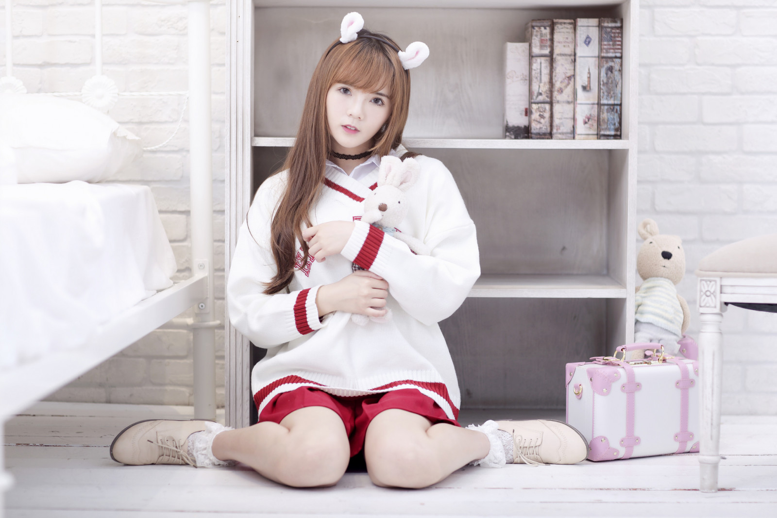 ženy, model, bruneta, asijský, portrét, uvnitř, při pohledu na diváka, na podlaze, postel, ložnice, obuv, sukně, svetr, sedící, čelenka, Ženy uvnitř, knihovna, náhrdelník, ponožky, dlouhé vlasy