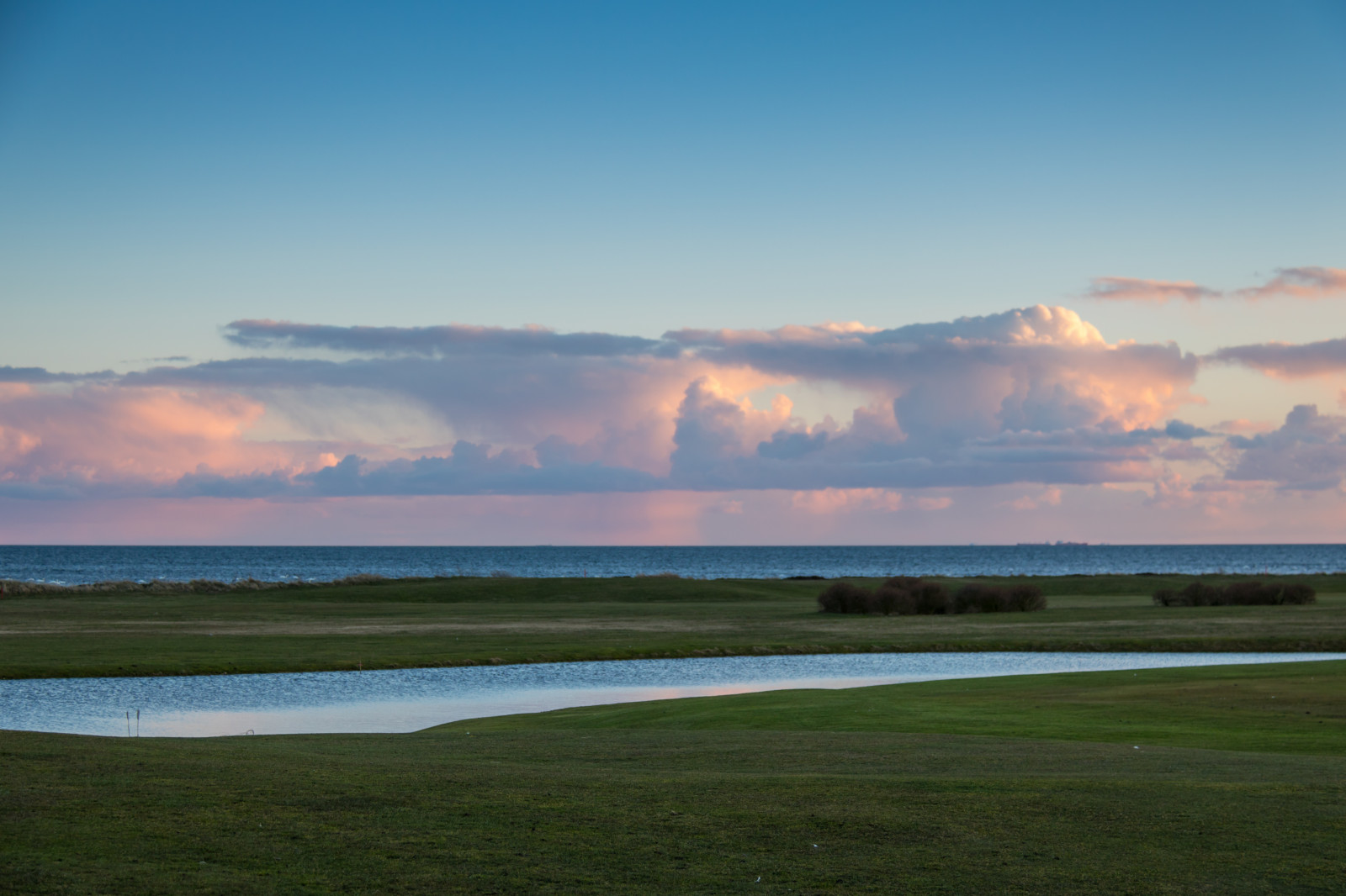 landskab, solnedgang, hav, bakke, natur, kyst, afspejling, græs, himmel, solopgang, aften, morgen, kyst, horisont, skumring, Sky, daggry, græsarealer, ocean, bølge, landskabet, hav, Trelleborg, landsbygd, Golfklubben, landskap, almindeligt, atmosfærisk fænomen, atmosfære af jord