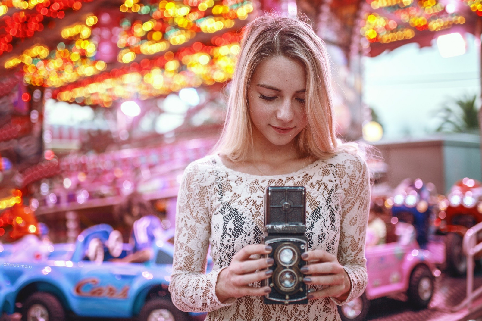 tvář, lidé, ženy, model, portrét, blondýnka, hloubka pole, rovné vlasy, dlouhé vlasy, Fotoaparát, vidět skrz oblečení, veletrh, barva, festival, zábavní park