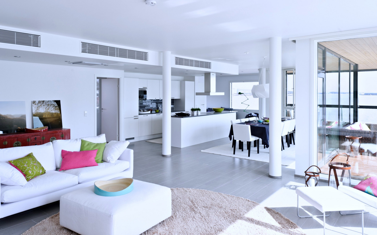 stůl, nábytek, vlastnictví, gauč, knihovna, Vzhled interiéru, regály, pohodlí, podlaha, police, obývací pokoj, patro, podlaha, dno, Šedá, studio gauč, židle, Material property, kondominium, nemovitost, svítilna, strop, byt, tvrdé dřevo, konferenční stolek, laminátová podlaha, domácí rostlina, polštář, dřevěné podlahy, kuchyně, lavice, pokoj, místnost, domů, Opěradlo, budova, home appliance, truhlářství, rám obrazu, denní osvětlení, okno, hodit polštář, lesk, hala, svítidlo, doupě, komoda, Dům, majetek