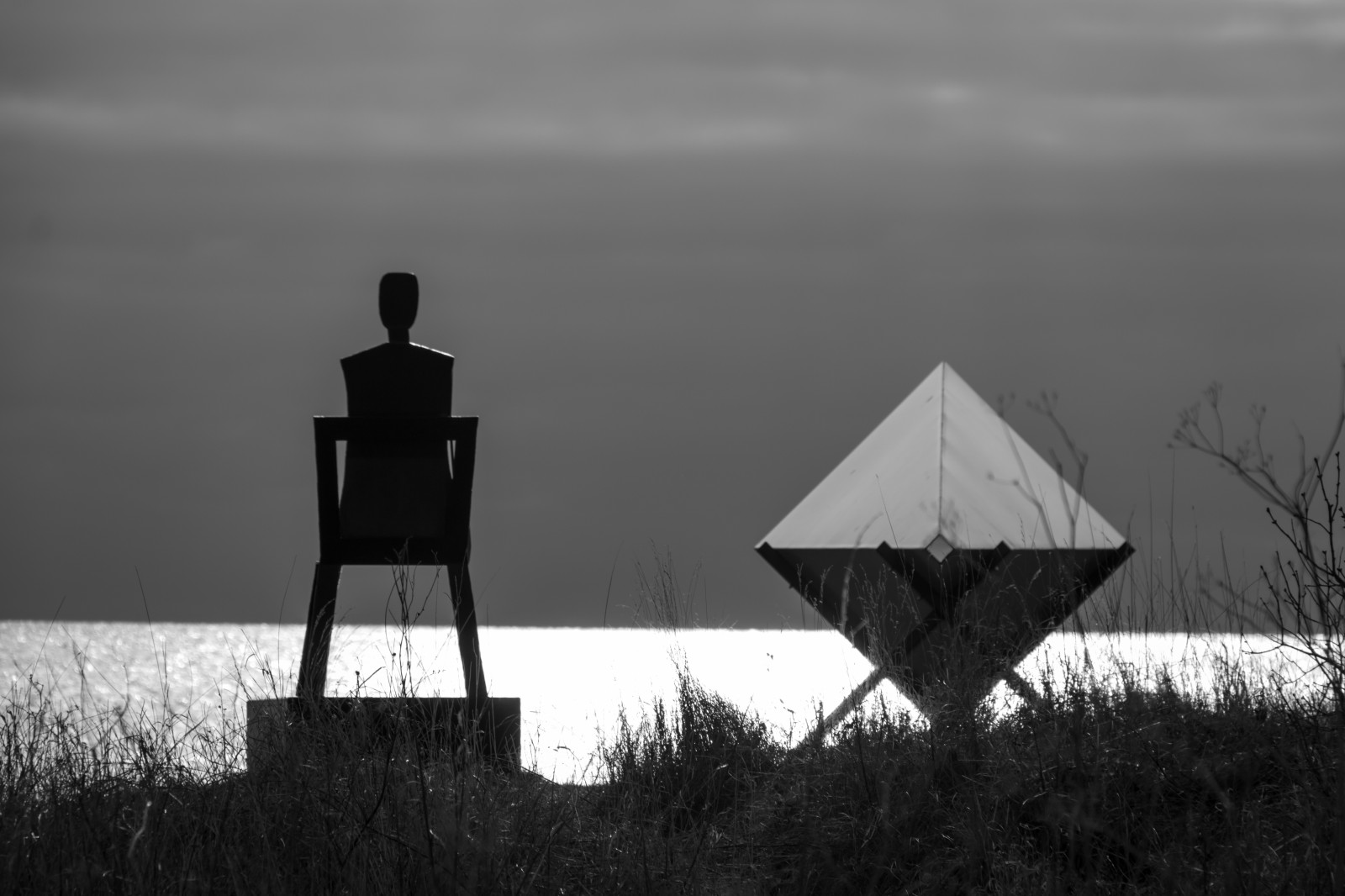 slunečnímu záření, bílý, Černá, černobílý, západ slunce, moře, umělecká díla, silueta, večer, ráno, pobřeží, horizont, UMĚNÍ, světlo, mrak, tělesné, hav, tvar, konstverk, fotografie, smygehuk, kust, sinnenaseufori, tma, atmosférický jev, Černý a bílý, monochromatické fotografování