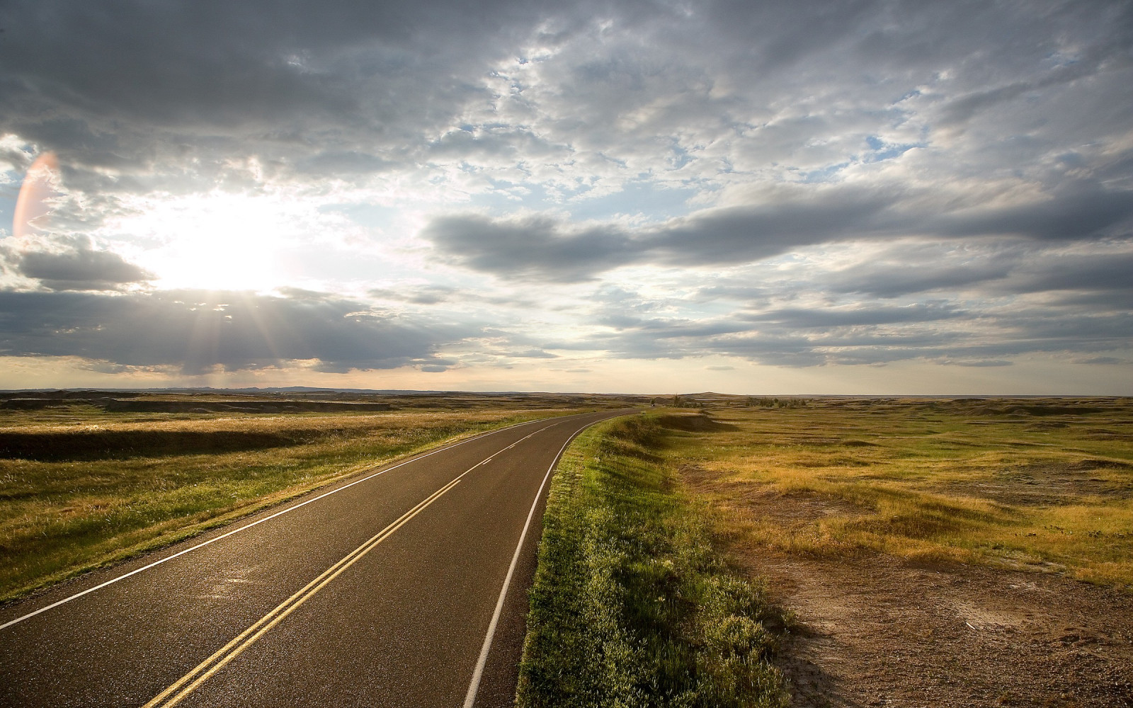 slunečnímu záření, krajina, západ slunce, kopec, Příroda, tráva, nebe, pole, silnice, mraky, svítání, ráno, slunce, Prašná silnice, horizont, Dálnice, soumrak, step, infrastruktura, mrak, svítání, lučina, prostý, prérie, venkov, přírodní prostředí, atmosférický jev, meteorologický jev, road trip