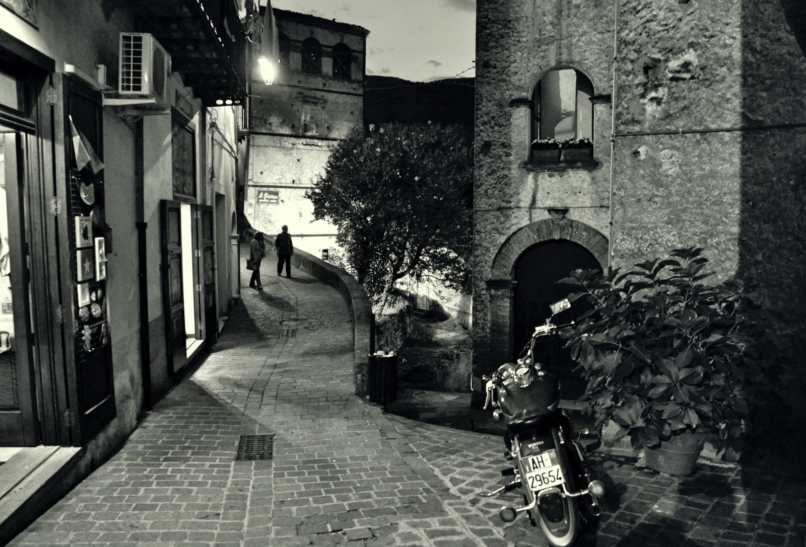 lidé, bílý, Černá, černobílý, ulice, silnice, fotografování, Nikon, infrastruktura, Černá bílá, alej, fotografie, tma, momentka, nikond5000, pruh, urban area, Černý a bílý, monochromatické fotografování, Film noir, Basilicata, Maratea