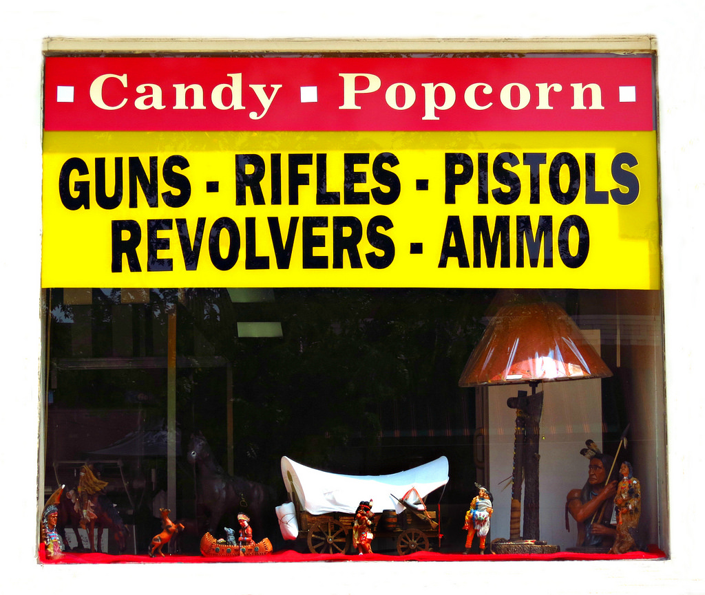Cheyenne, Wyoming, USA, butik, vindue, Skærm, coveredwagon, pistoler, rifler, pistoler, revolvere, ammunition, skilt, butik, skiltning, slik, popcorn, Vilde vest, os, amerikansk, Amerika, gunrights, shallissue, gunlaws, skydevåben, firearmdealers, regulations, stateofwyoming, sandraleidholdt, americanwest, progun, civilliberties, Forenede Stater, ammunition, nips, våben kontrol, skilte, gunsigns, tekst