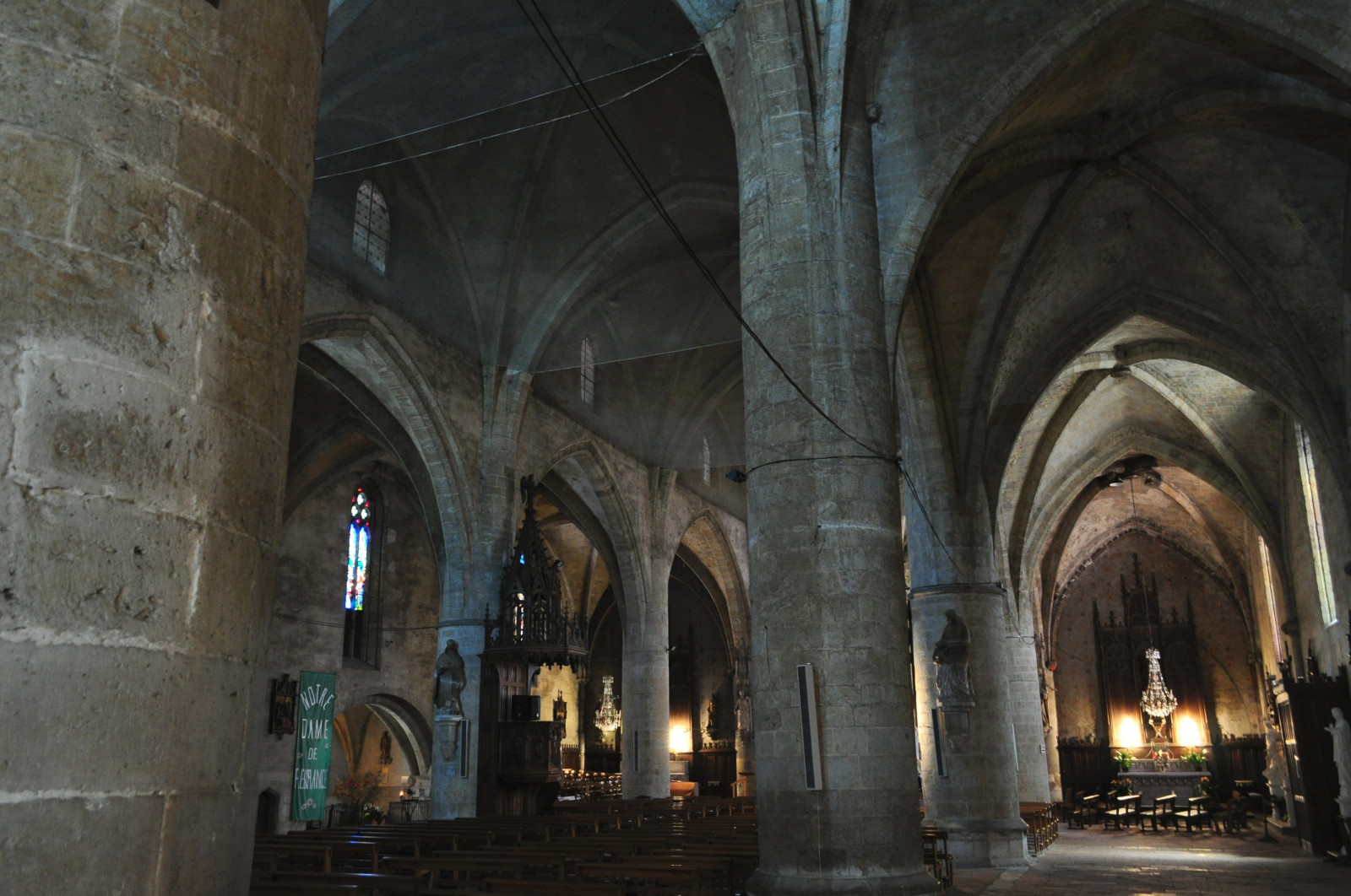 Falešný, Armagnac, Lomagne, Gers, Gascogne, Plynovod, Gascona, Gasconha, Midi-Pyrénées, 32, Occitanie, Francie, francia, Frankreich, Evropa, Europa, eu, ue, vesnice, pueblo, borgo, Paysdegaure, eglise, kostel, chiesa, kirche, iglesia, Igreja, gothique, Gotico, gotický, Artgothique, Xive, 14., Trecento, Pierre, kámen, brique, Nef, náboj, oblouk, oblouk