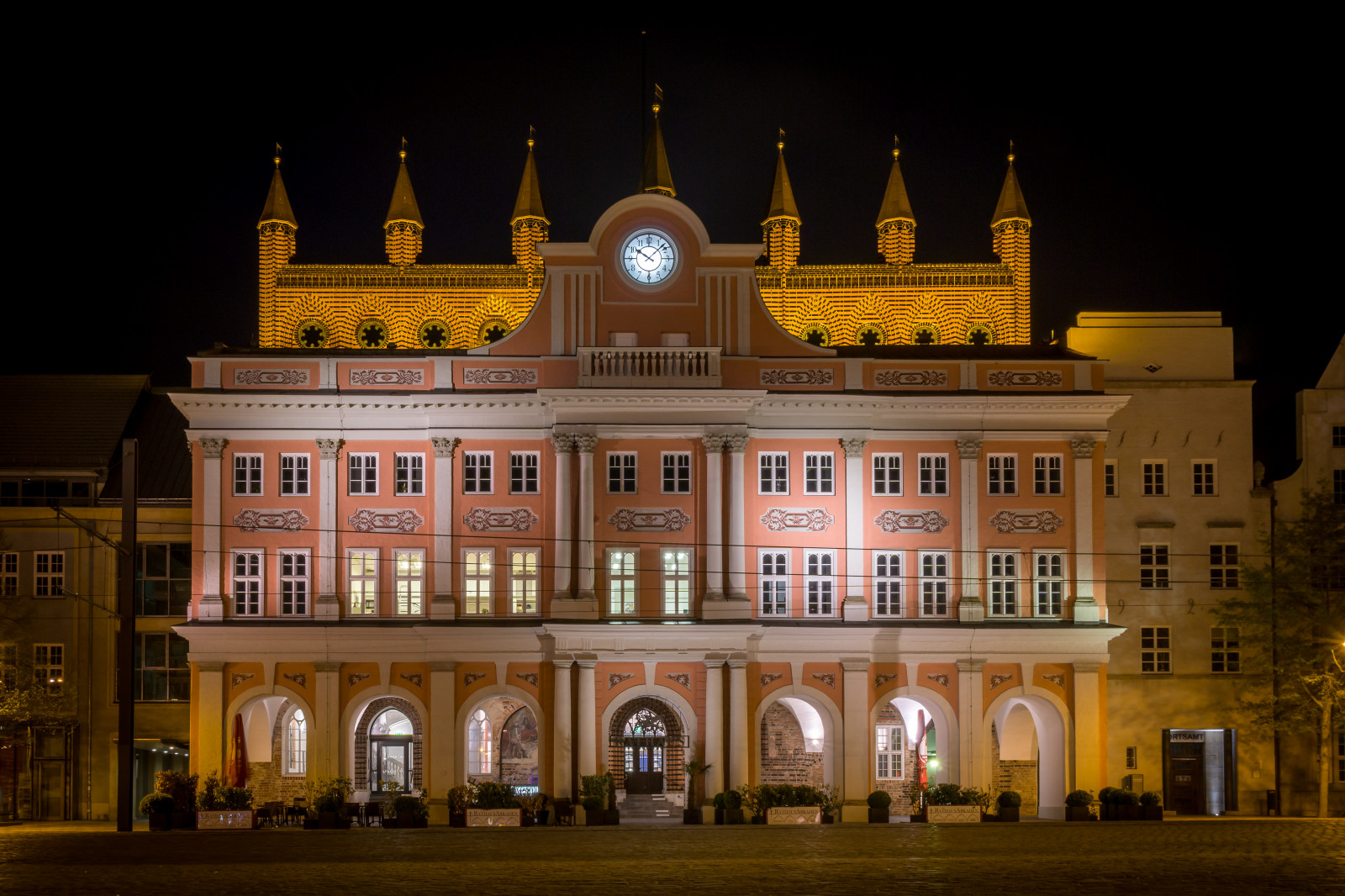 เมือง, กลางคืน, สถาปัตยกรรม, อาคาร, ตอนเย็น, HDR, เมือง, จัตุรัสกลางเมือง, มหานคร, lightroom, พระราชวัง, ปราสาท, เบา, แสง, de, deutschland, rostock, mecklenburgvorpommern, มหาวิหาร, สถานที่สำคัญ, สถาปนิก, จ, ซุ้ม, nacht, geb ude, nachtaufnahme, แหล่งดึงดูดนักท่องเที่ยว, ปริมณฑล, บ้านที่โอ่อ่า, โบสถ์, สถาปัตยกรรมคลาสสิก, สถาปัตยกรรมยุคกลาง, variotessarte41670, altesgeb ude