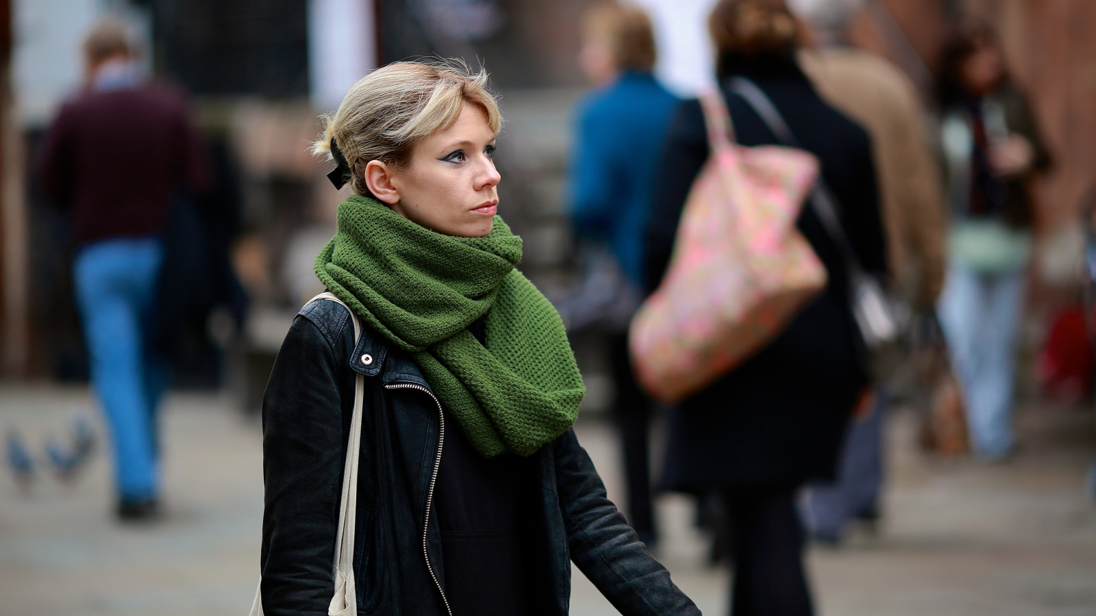 liv, gade, by, mennesker, by-, kvinde, farve, farve, detalje, grøn, smuk, mode, moderne, kvinde, portrætter, Canon, fotografering, dagslys, Fokus, ansigter, naturlig, bokeh, feminin, udtryk, byliv, fremmede, streetphotography, klarhed, levevis, stil, naturallight, streetlife, billeder, portrætter, favoritter, virkelighed, f2, historier, stilfuld, I virkeligheden, vinterbeklædning, streetfashion, på mode, streetportraits, peoplepix, strikvarer, gadestil, urbanwear, expressivefaces, stylishwomen, urbanstyle, fashionportraits, noposing, beautifulcapture, urbanportraits, ef135mm, portraitsofstrangers, modernwoman, colourgreen, colourstreetphotography, colourportraits, naturalfaces, femalestyle, urbanfashions, candidstreetportraiture, streetphotographyuk