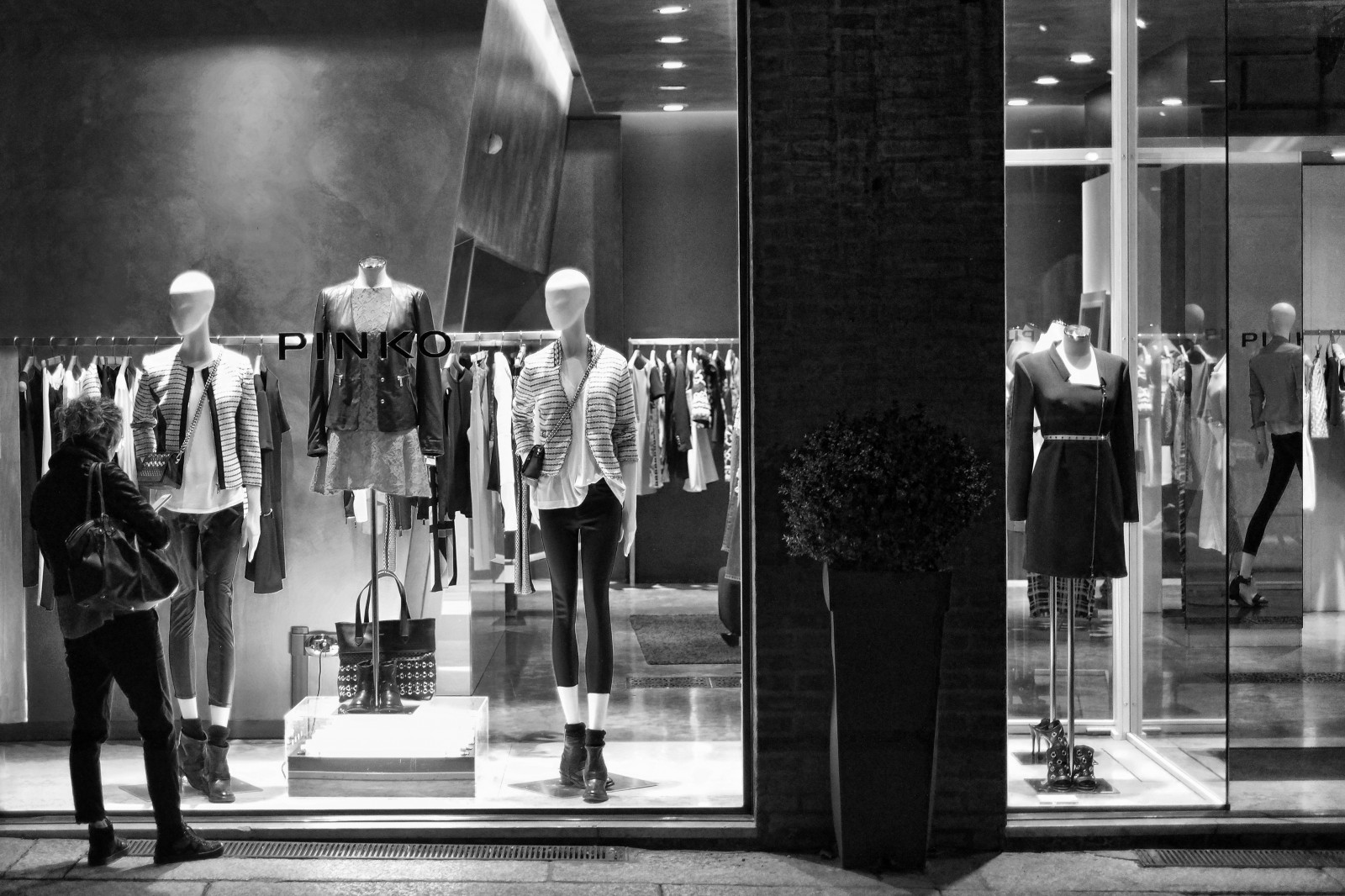 persone, bianca, nero, donne, monocromo, città, strada, urbano, strada, moda, Fujifilm, infrastruttura, Bologna, bianco e nero, bw, ragazze, diamante nero, fotografia, fuji, streetphotography, folla, strada, Candido, streetpassionaward, XE1, fujixseries, fujinonxf35mm, fujifilmxe1, fujixe1, lunaphoto, urbanarte, bianco e nero, fotografia in bianco e nero, film noir