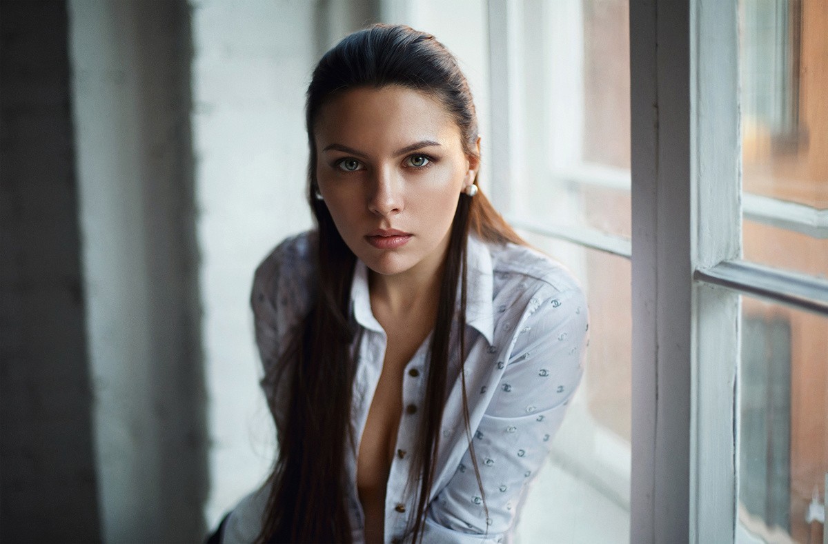 Frau, Modell-, Porträt, lange Haare, Brünette, Fotografie, Hemd, Spaltung, Mode, kein BH, Person, Schönheit, Frisur, Portraitfotografie, Fotoshooting, braune Haare