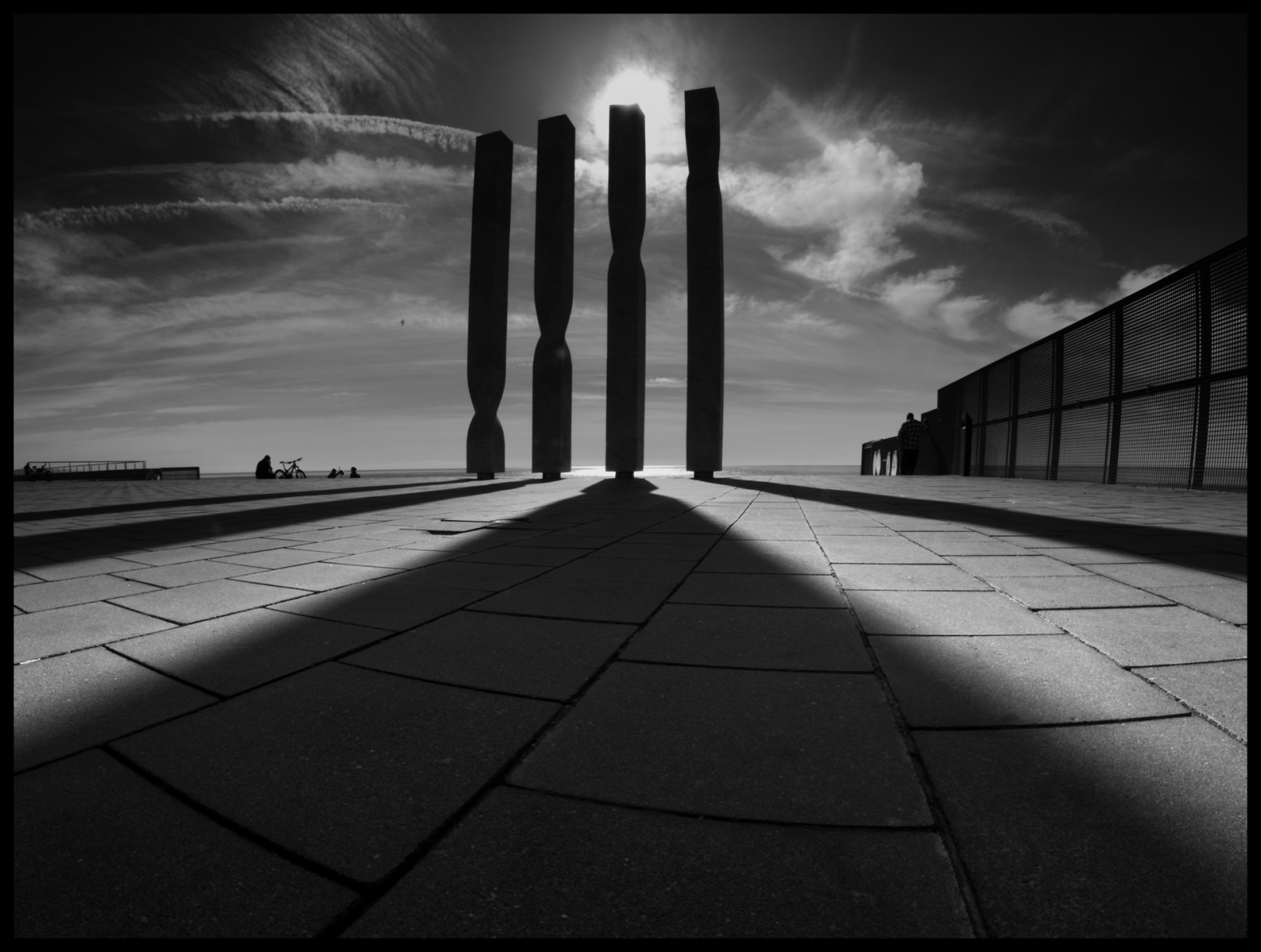 černobílý, moře, architektura, voda, odraz, nebe, stín, fotografování, symetrie, večer, vlajka, sochařství, sloupec, atmosféra, Sombra, Barcelona, podsvícení, struktura, úhel, Katalánsko, Catalunya, mrak, mar, contraluz, čára, tma, Bandera, mezník, Ombra, během dne, Catalu, Escultura, Černý a bílý, monochromatické fotografování, mediterraneo, meteorologický jev, povrch vozovky, jev, MARBRE, Mediterrani, contrallum, Marmol, Bofill, Senyera, Celan, Paulcelan, Čtyřbarevný, 4 pilíře, Bofillarquitectura, 4 pilíře, Barresquatre, 4pilares, Barrascuatro, Senyeramarbleshadow, fixed link